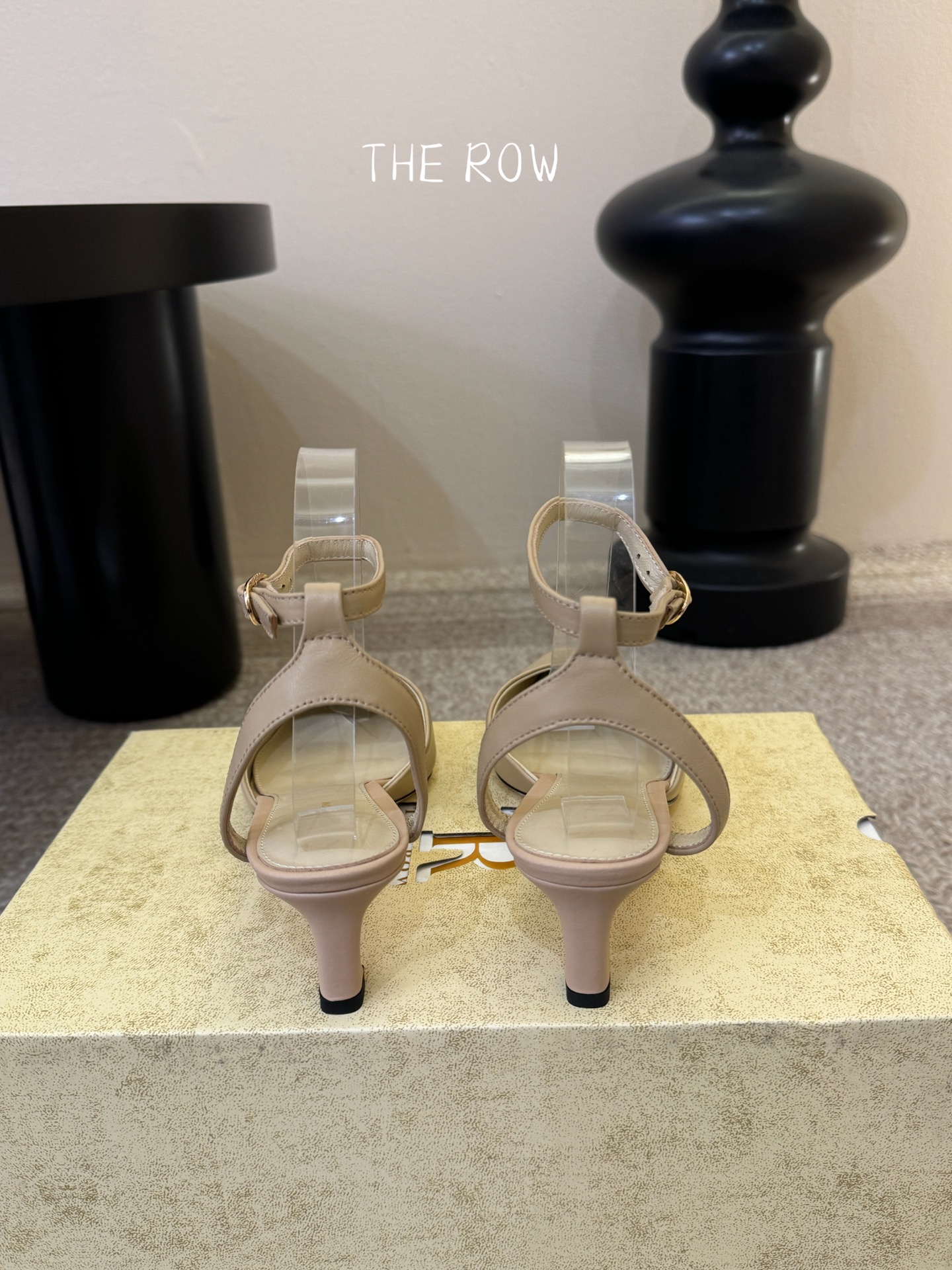 The Ro*26春夏新款极简风猫跟小方头中空凉鞋单鞋！据说这是本年度最美丽的玛丽珍凉鞋，法式优雅气质在