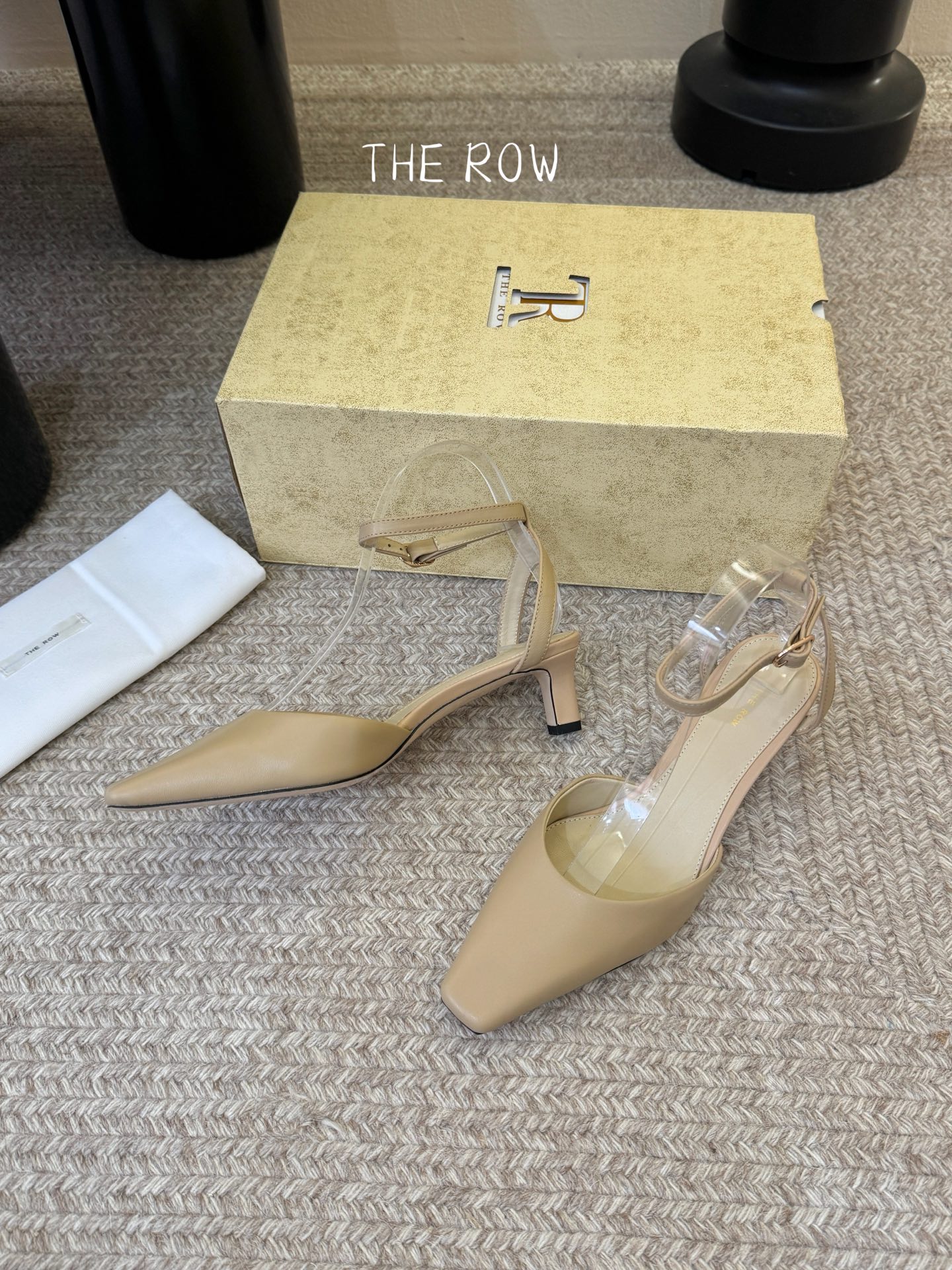 The Ro*26春夏新款极简风猫跟小方头中空凉鞋单鞋！据说这是本年度最美丽的玛丽珍凉鞋，法式优雅气质在