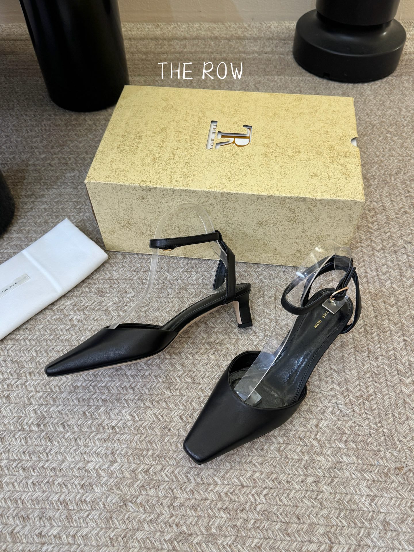 The Ro*26春夏新款极简风猫跟小方头中空凉鞋单鞋！据说这是本年度最美丽的玛丽珍凉鞋，法式优雅气质在