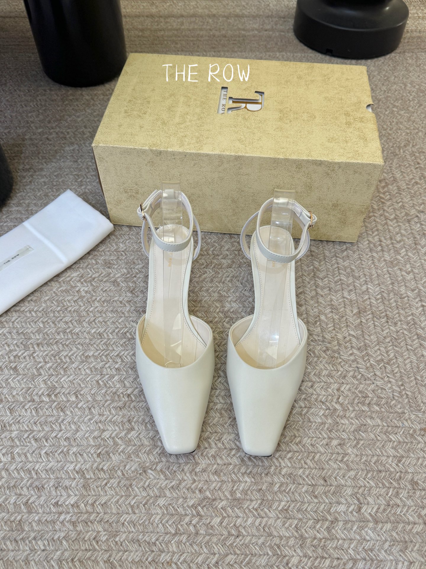 The Ro*26春夏新款极简风猫跟小方头中空凉鞋单鞋！据说这是本年度最美丽的玛丽珍凉鞋，法式优雅气质在