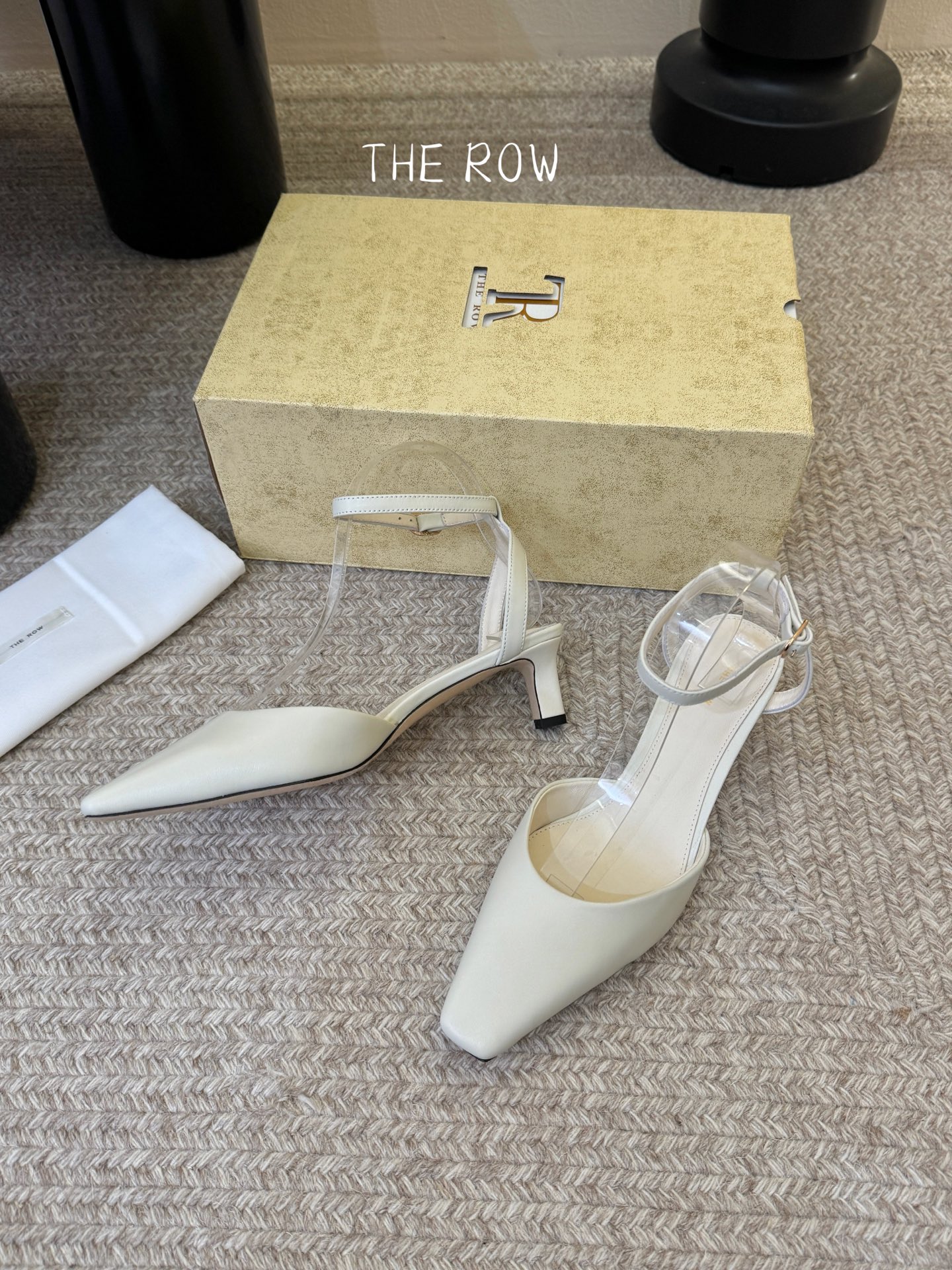 The Ro*26春夏新款极简风猫跟小方头中空凉鞋单鞋！据说这是本年度最美丽的玛丽珍凉鞋，法式优雅气质在