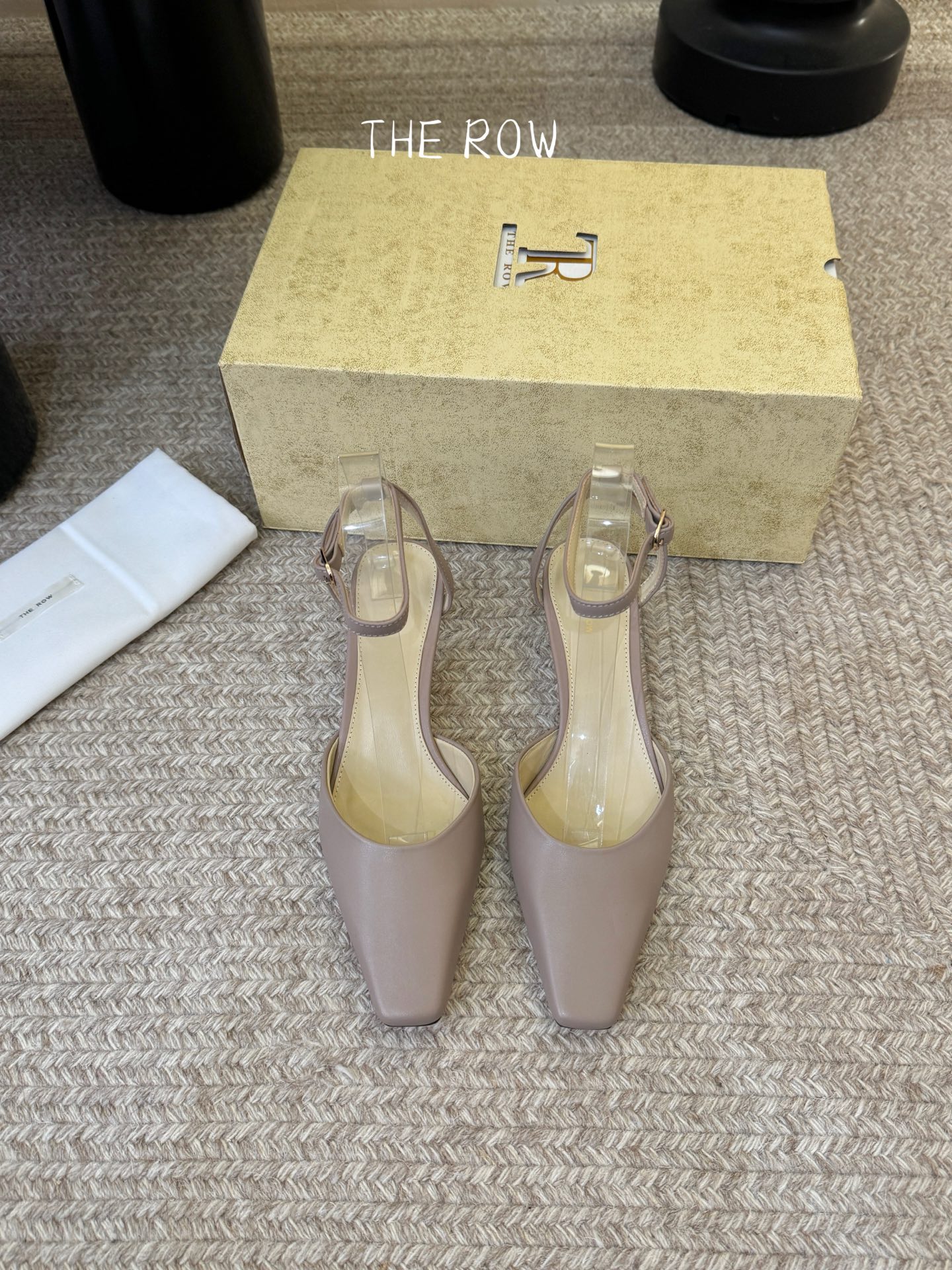 NO:786159,The Ro*26 new spring and summer minimalist style cat heel small square toe hollow sandals!  It is said that these are the most beautiful Mary Jane sandals of the year, with French elegance, high-end and fashionable, both salty and sweet, artistic and elegant!  Whether you pair it with a short skirt and shorts and casual pants in the summer, or you pair it with a short skirt and a windbreaker in the autumn and winter, it always looks high-end, full of femininity, and you won’t feel tired when wearing gold heels!  Good to wear and good-looking. The upper is made of imported mixed sheepskin/velvet. The lining is sheepskin. The original molded rubber outsole. Heel height: about 4.5cm. Size: 35-41 (40 and 41 are customized and non-refundable). High heels and sandals, sandals, mary jane, high heels, skirts, shorts, sheepskin, gold.19860909The Ro*26春夏新款极简风猫跟小方头中空凉鞋单鞋！ 据说这是本年度最美丽的玛丽珍凉鞋,法式优雅气质在线、高级又时髦,可盐可甜,文艺又气质！无论是夏天配短裙配短裤休闲裤,还是秋冬配短裙配风衣,都是妥妥的高级感,女人味爆满,黄金跟高穿着不累！好穿又好看 鞋面采用进口混种羊皮/天鹅绒 内里垫脚羊皮 原版开模橡胶大底 跟高:约4.5cm 码数:35-41（40 41定做不退换）,高跟鞋凉鞋,sandals,mary jane,high heels,skirts,shorts,sheepskin,gold,Women's Shoes