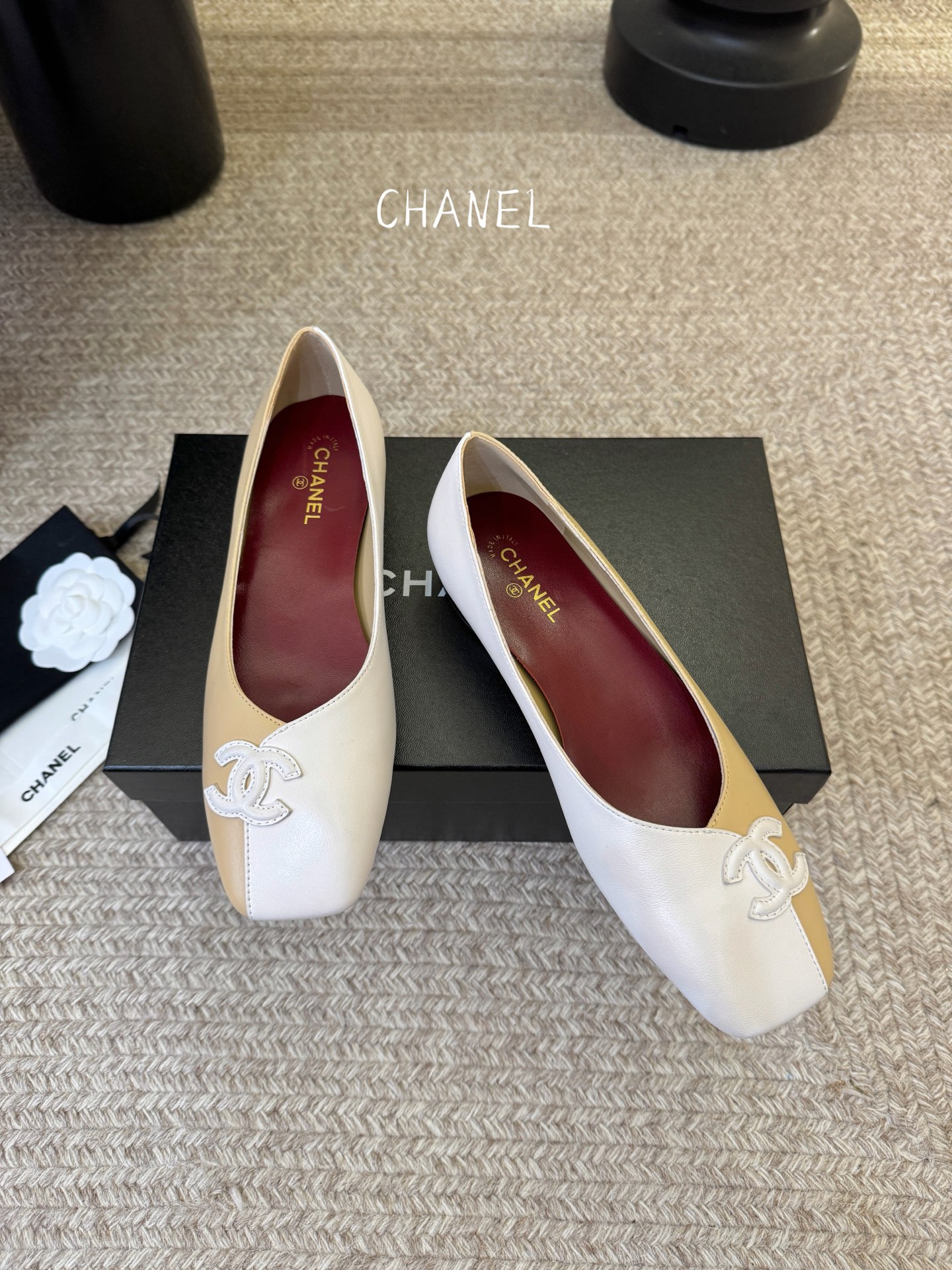 CHANE*｜小香2026走秀款单鞋大方头当巴黎大皇宫的秀场灯光聚焦于足尖这双走秀款高跟鞋便以利落姿态写