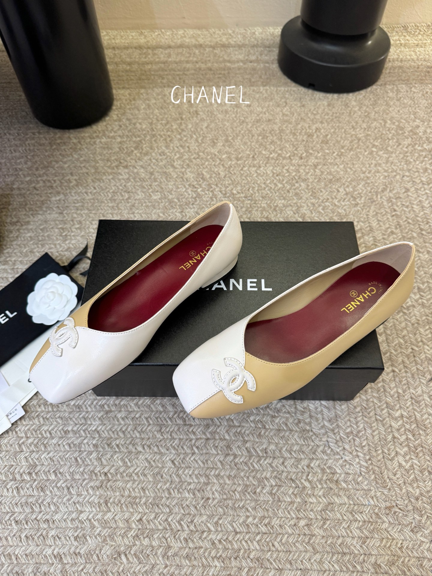 CHANE*｜小香2026走秀款单鞋大方头当巴黎大皇宫的秀场灯光聚焦于足尖这双走秀款高跟鞋便以利落姿态写