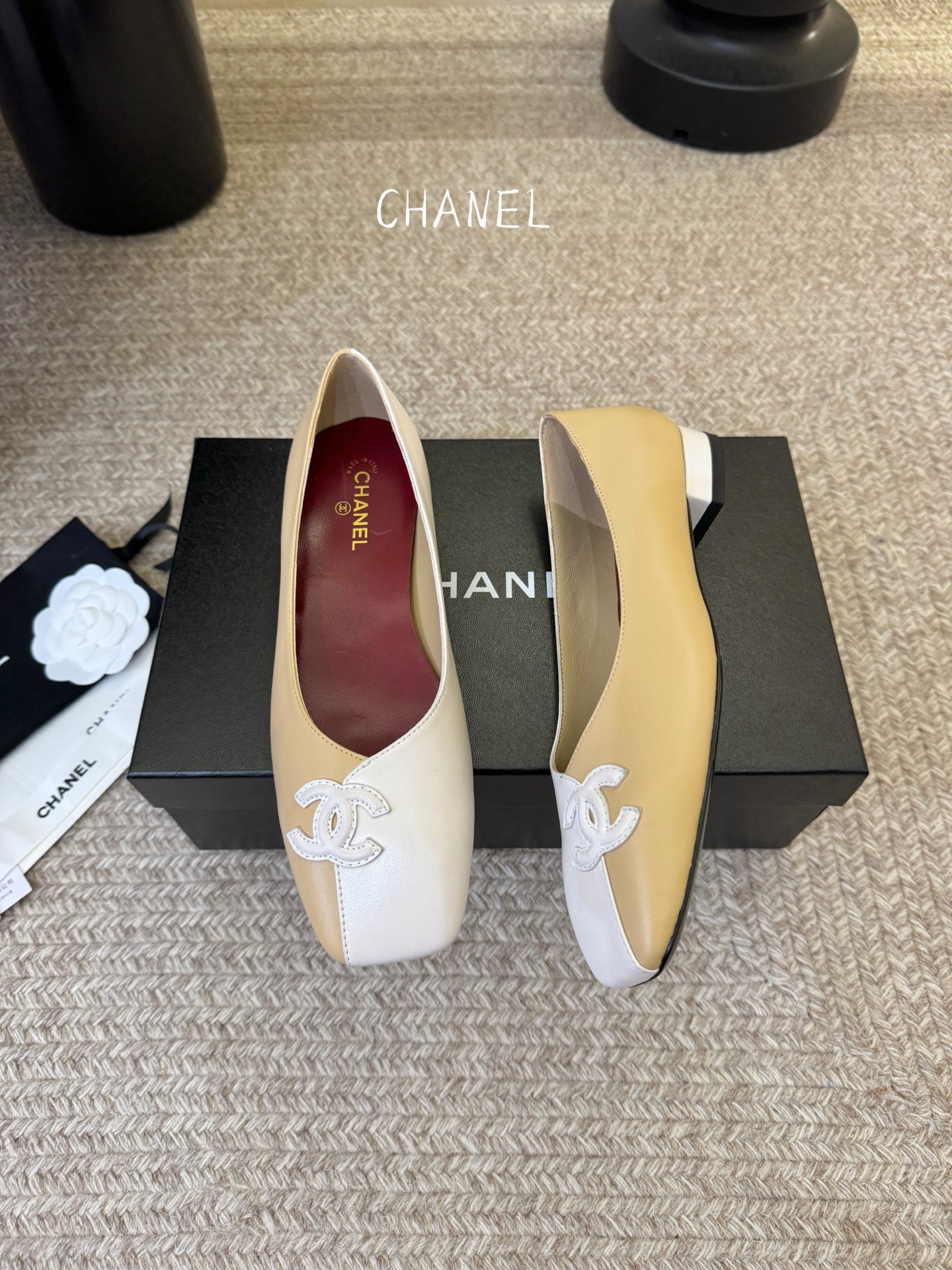 CHANE*｜小香2026走秀款单鞋大方头当巴黎大皇宫的秀场灯光聚焦于足尖这双走秀款高跟鞋便以利落姿态写