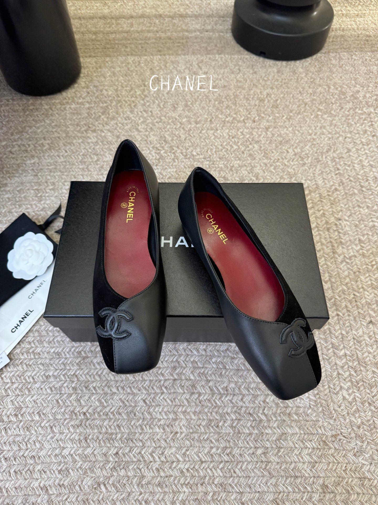 CHANE*｜小香2026走秀款单鞋大方头当巴黎大皇宫的秀场灯光聚焦于足尖这双走秀款高跟鞋便以利落姿态写