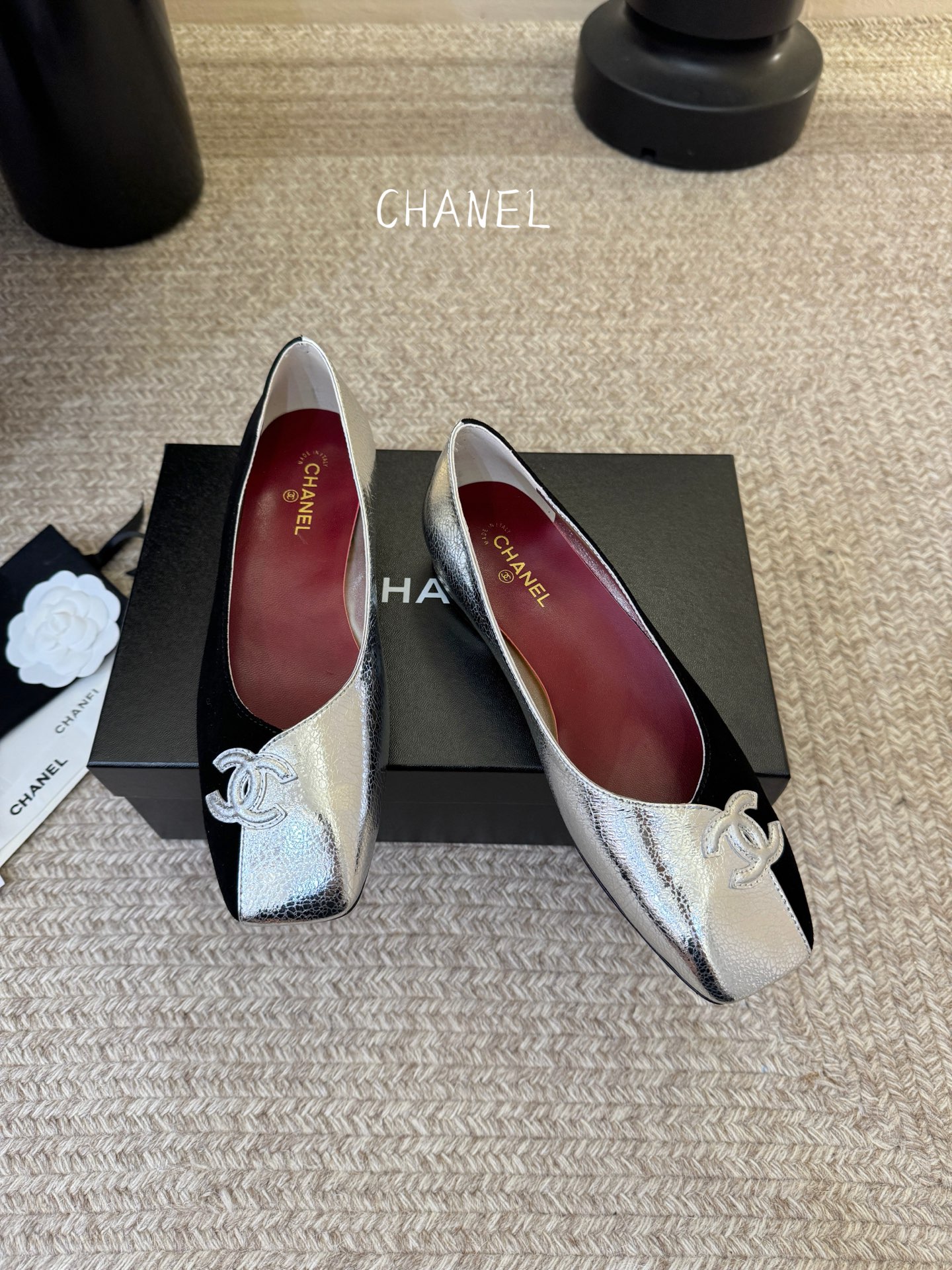 CHANE*｜小香2026走秀款单鞋大方头当巴黎大皇宫的秀场灯光聚焦于足尖这双走秀款高跟鞋便以利落姿态写