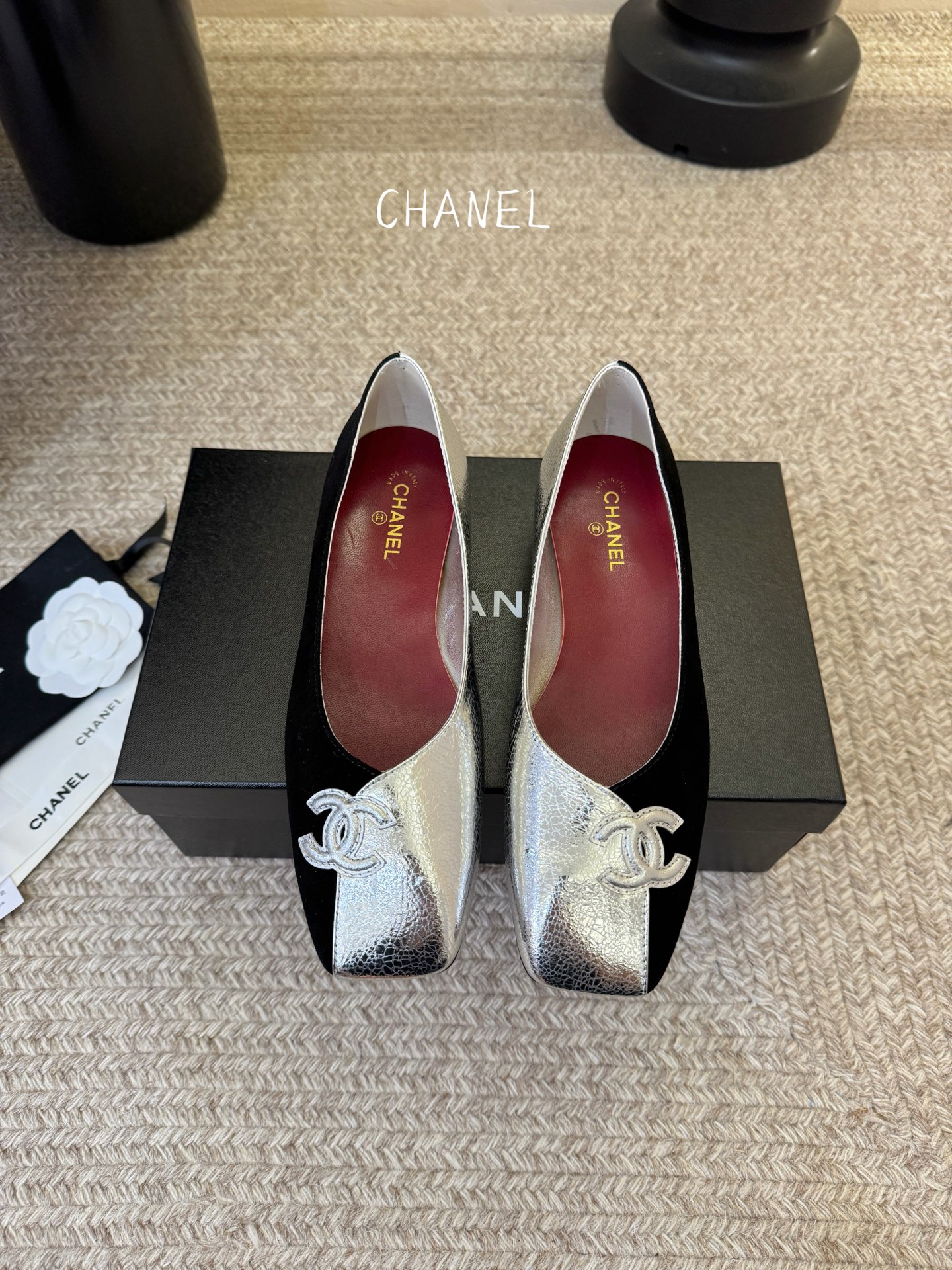 CHANE*｜小香2026走秀款单鞋大方头当巴黎大皇宫的秀场灯光聚焦于足尖这双走秀款高跟鞋便以利落姿态写