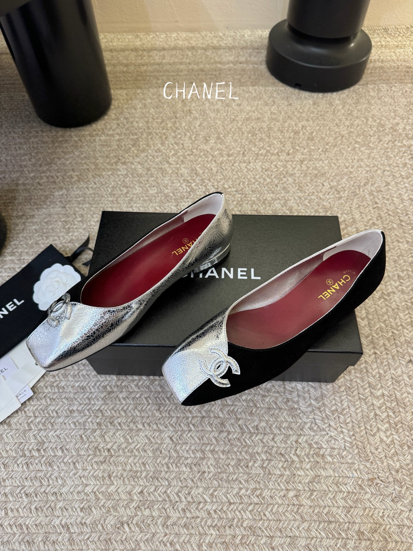 CHANE*｜小香2026走秀款单鞋大方头当巴黎大皇宫的秀场灯光聚焦于足尖这双走秀款高跟鞋便以利落姿态写