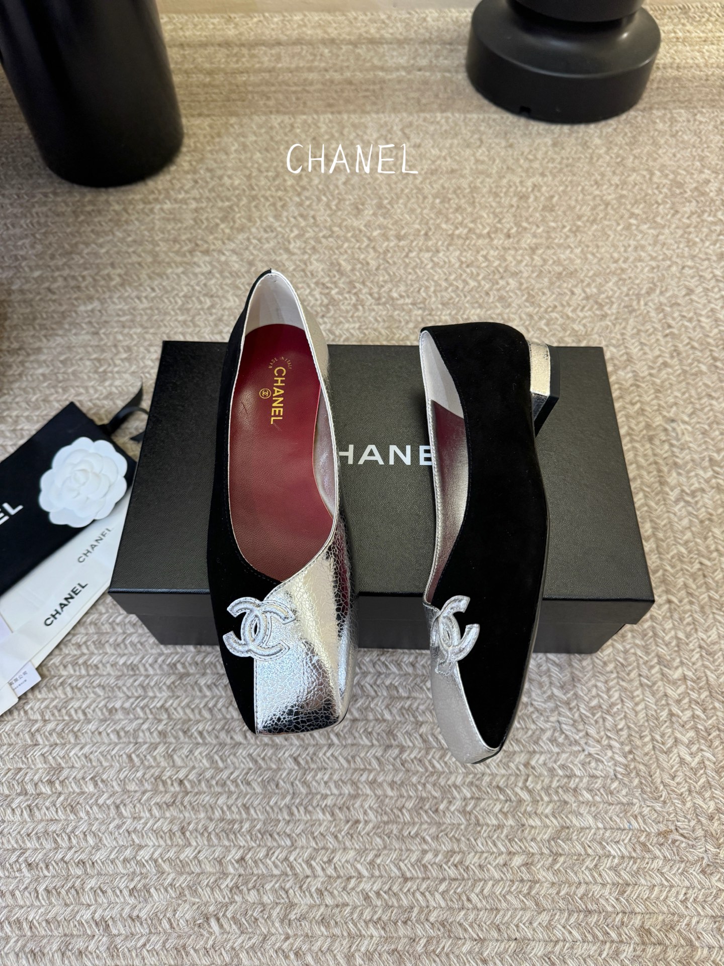 CHANE*｜小香2026走秀款单鞋大方头当巴黎大皇宫的秀场灯光聚焦于足尖这双走秀款高跟鞋便以利落姿态写
