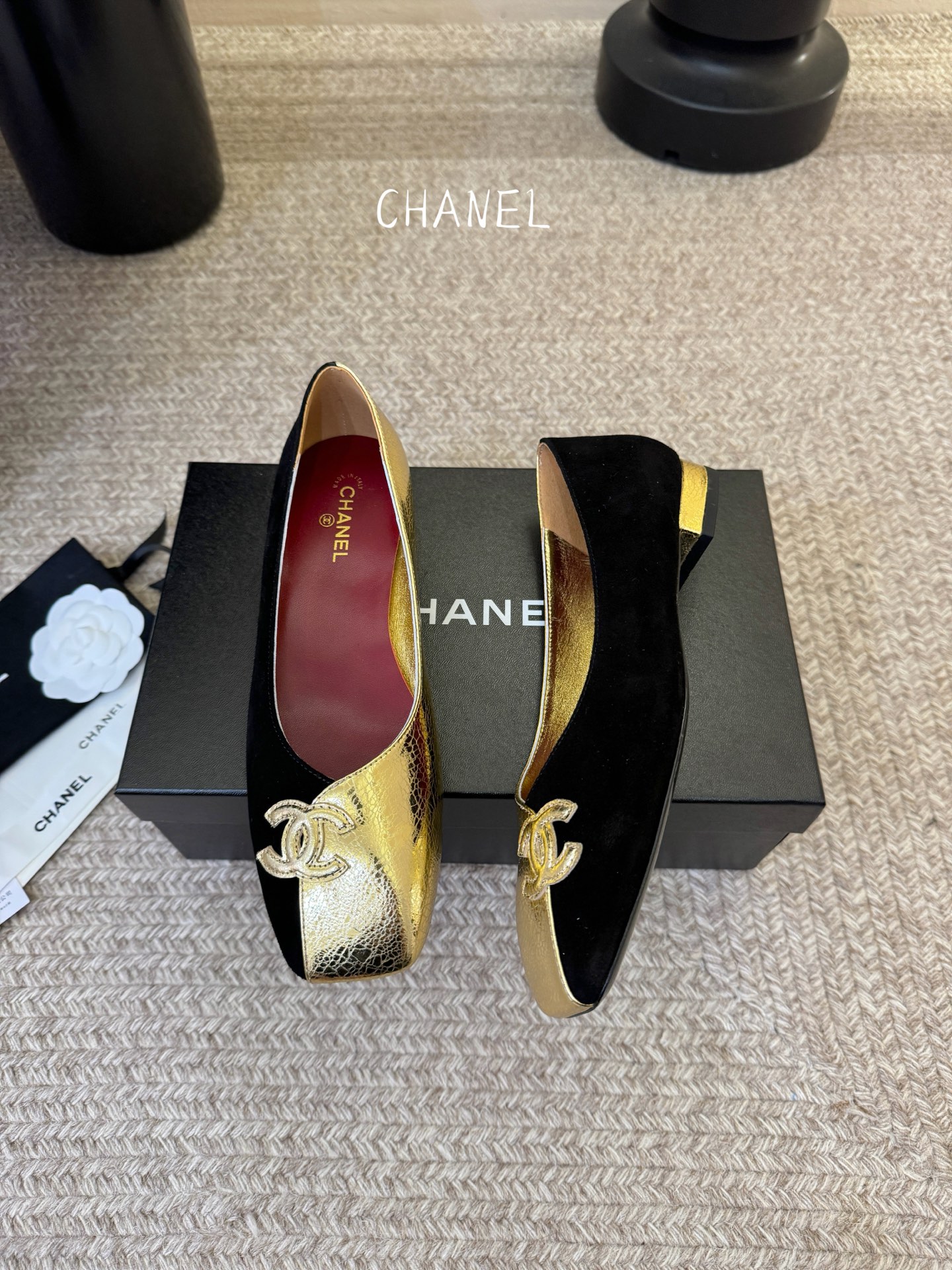 CHANE*｜小香2026走秀款单鞋大方头当巴黎大皇宫的秀场灯光聚焦于足尖这双走秀款高跟鞋便以利落姿态写