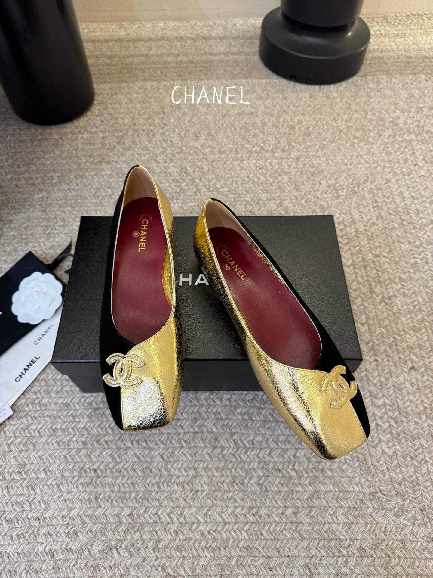 CHANE*｜小香2026走秀款单鞋大方头当巴黎大皇宫的秀场灯光聚焦于足尖这双走秀款高跟鞋便以利落姿态写
