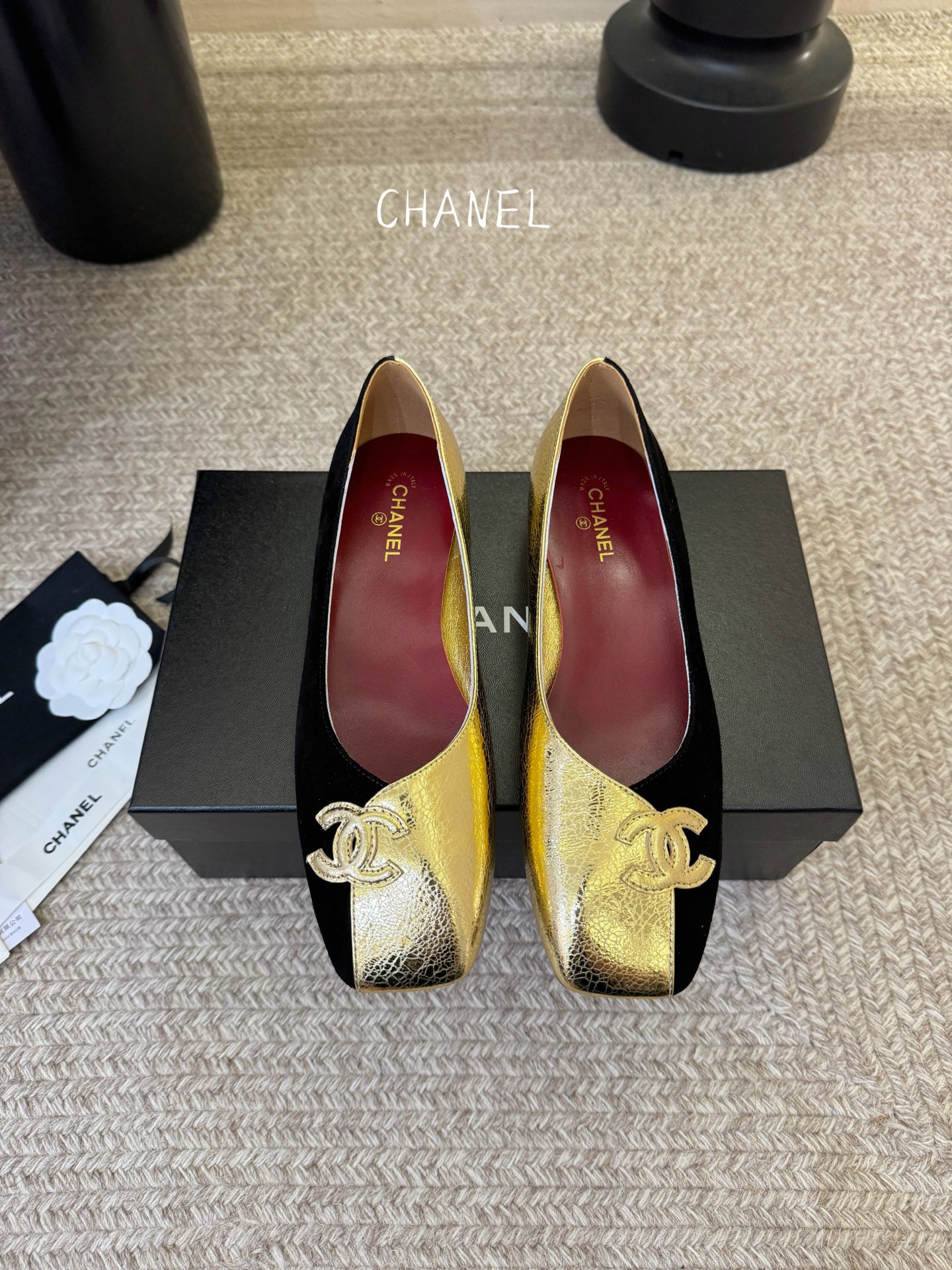 CHANE*｜小香2026走秀款单鞋大方头当巴黎大皇宫的秀场灯光聚焦于足尖这双走秀款高跟鞋便以利落姿态写
