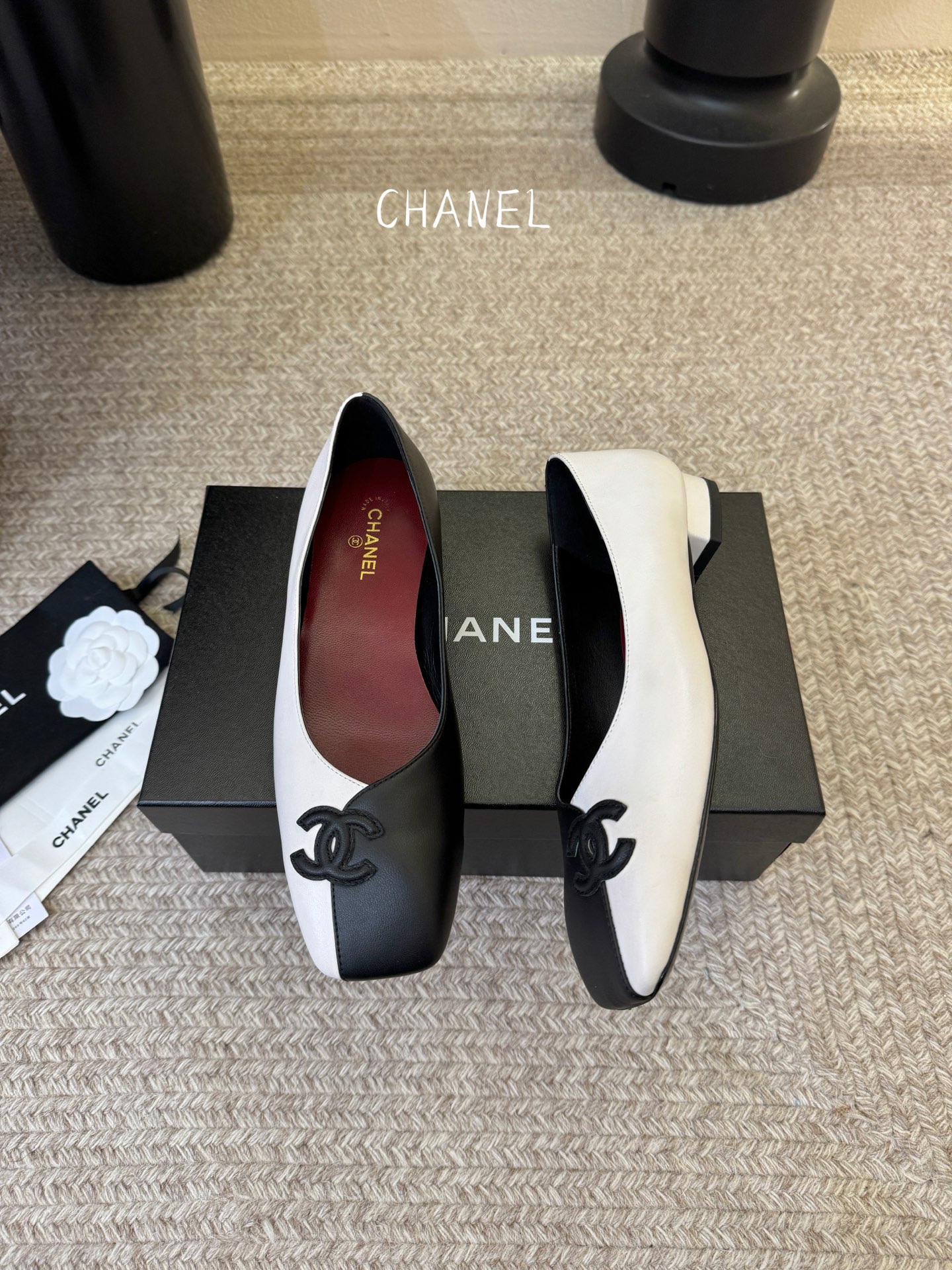 CHANE*｜小香2026走秀款单鞋大方头当巴黎大皇宫的秀场灯光聚焦于足尖这双走秀款高跟鞋便以利落姿态写