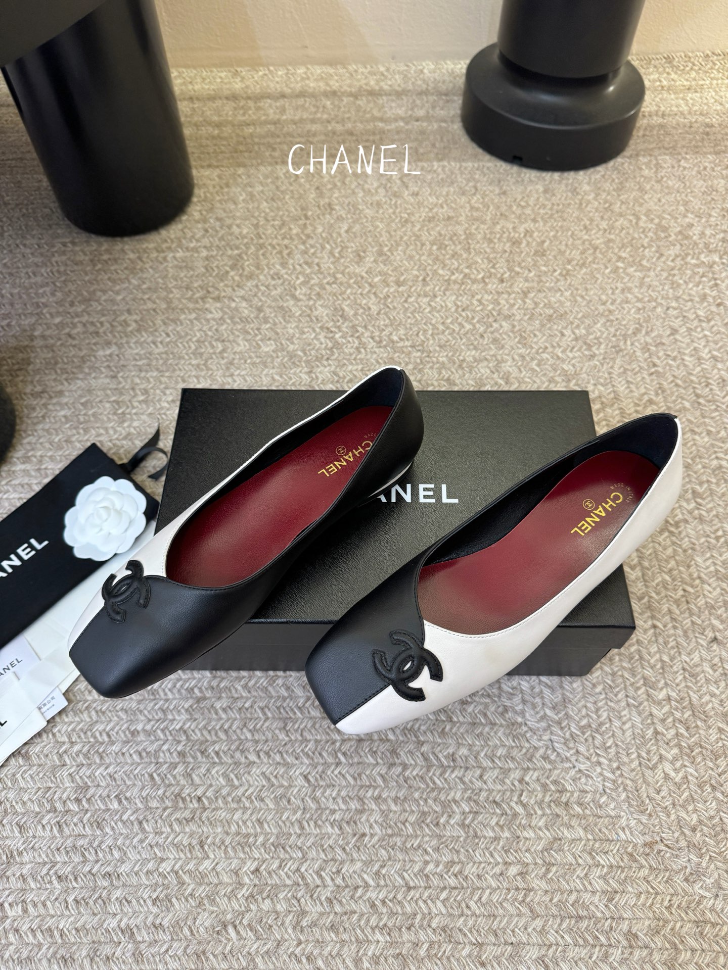 CHANE*｜小香2026走秀款单鞋大方头当巴黎大皇宫的秀场灯光聚焦于足尖这双走秀款高跟鞋便以利落姿态写