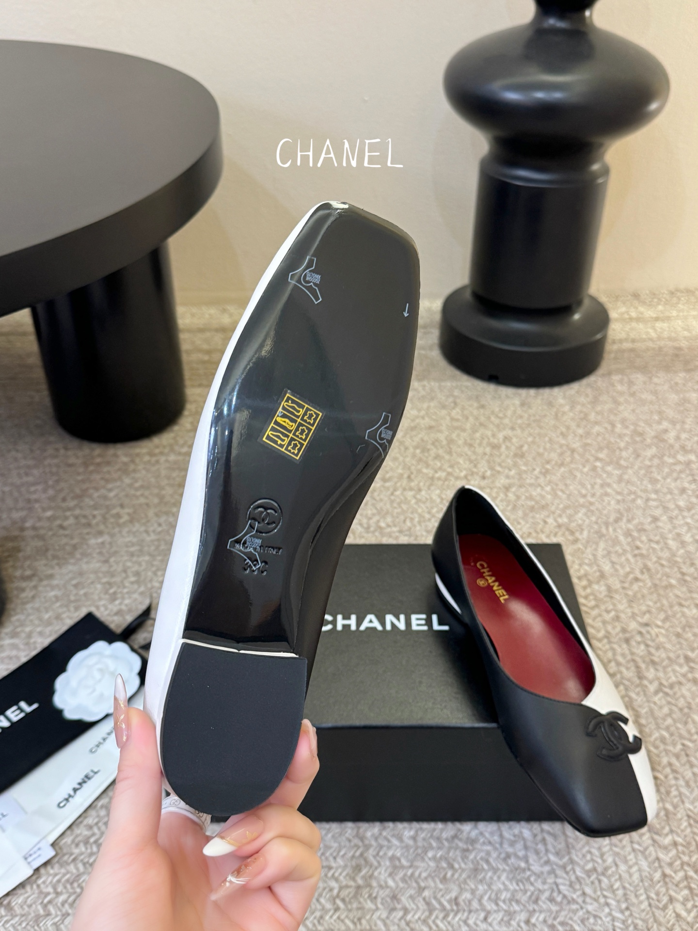 CHANE*｜小香2026走秀款单鞋大方头当巴黎大皇宫的秀场灯光聚焦于足尖这双走秀款高跟鞋便以利落姿态写