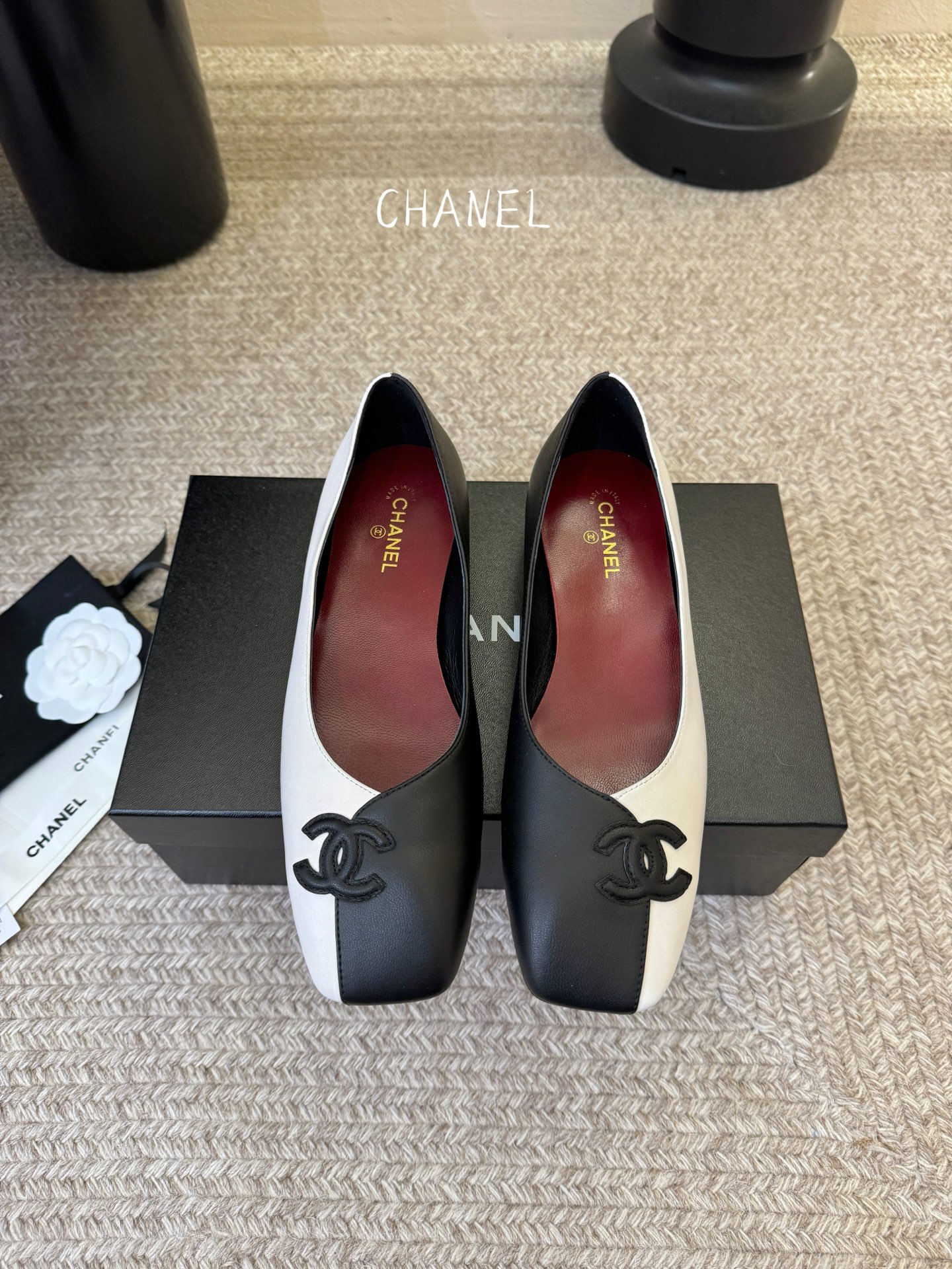 NO:786148,CHANE*｜Xiaoxiang's 2026 catwalk shoes with large square toes. When the show lights of the Grand Palais in Paris focus on the toes, these catwalk high heels write classic and innovative fashion notes with a neat posture. Let elegance become a self-declaration of walking. The fabric is imported sheepskin. The lining of the feet is all silk sheepskin. Italian imported genuine leather outsole size 35-39 (40/customized), single shoes, chanel, high heels, sheepskin, Leather  soles19860909CHANE*｜小香2026走秀款单鞋大方头当巴黎大皇宫的秀场灯光聚焦于足尖这双走秀款高跟鞋便以利落姿态 写下经典与创新的时尚注解 . 让优雅成为行走的自我宣言. 面料进口羊皮 内里垫脚均为丝绸羊皮 意大利进口真皮大底 size35-39（40/定制）,单鞋,chanel,high heels,sheepskin,Leather soles,Women's Shoes