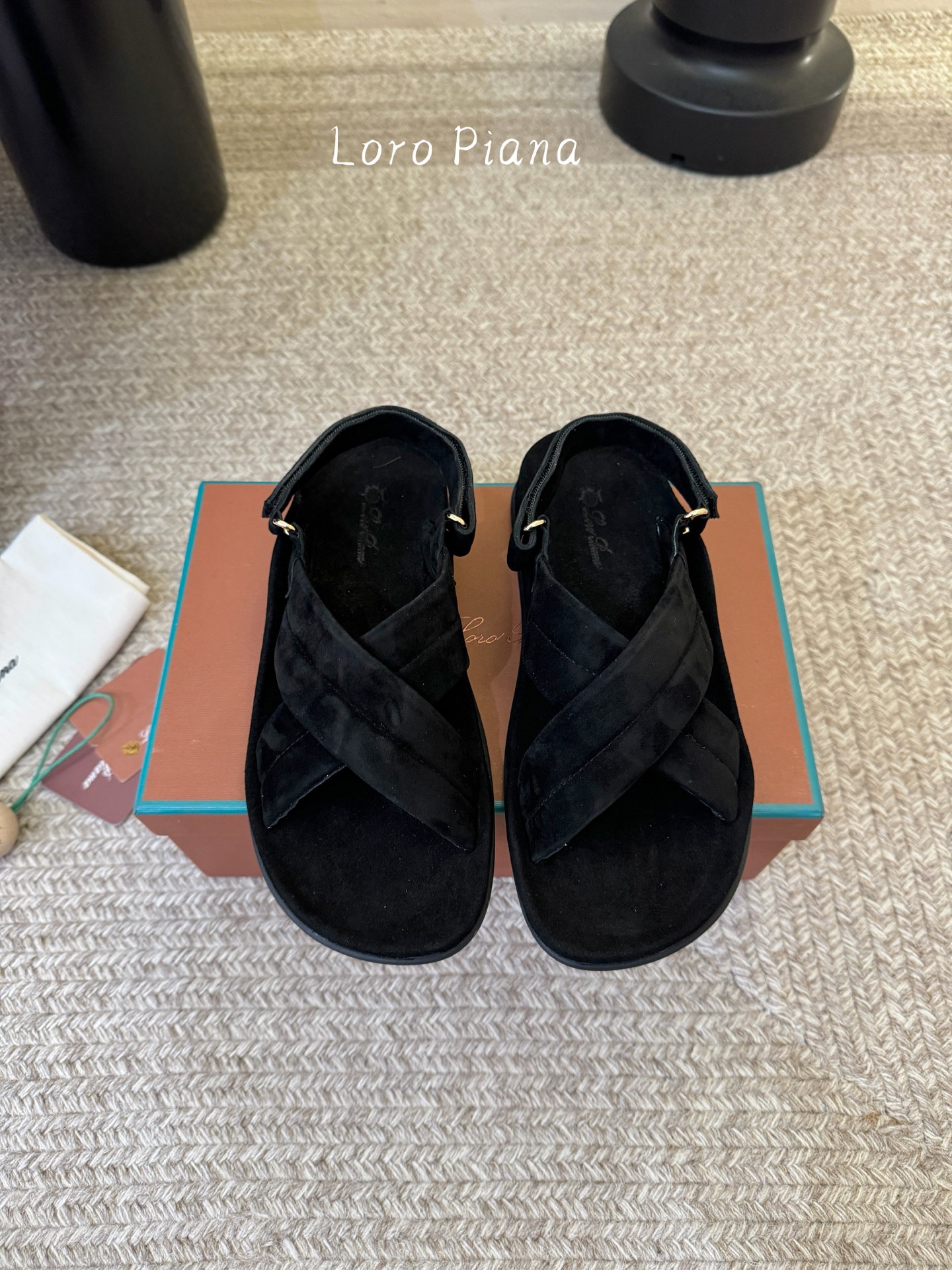 NO:786144,Loro piana sandals lp This cross-strap Loro Piana My Charms is exquisite and feminine, suitable for matching urban and resort attire. Material imported nubuck leather, sheepskin lining, silk cowhide foot pads, imported genuine leather outsole. Size 35-41 (35, 41, custom-made, non-returnable), sandals, loro piana, loro piana, sandals, cowhide, sheepskin, Leather soles19860909Loro piana凉鞋lp这款交叉带Loro Piana My Charms 精致柔美,适合搭配都市和度假装束. 材质进口磨砂皮 内里羊皮内里,丝绸牛皮垫脚 鞋底进口真皮大底. 码数35-41（35、41、定做不退换）,凉鞋,loro piana,loro piana,sandals,cowhide,sheepskin,Leather soles,Women's Shoes