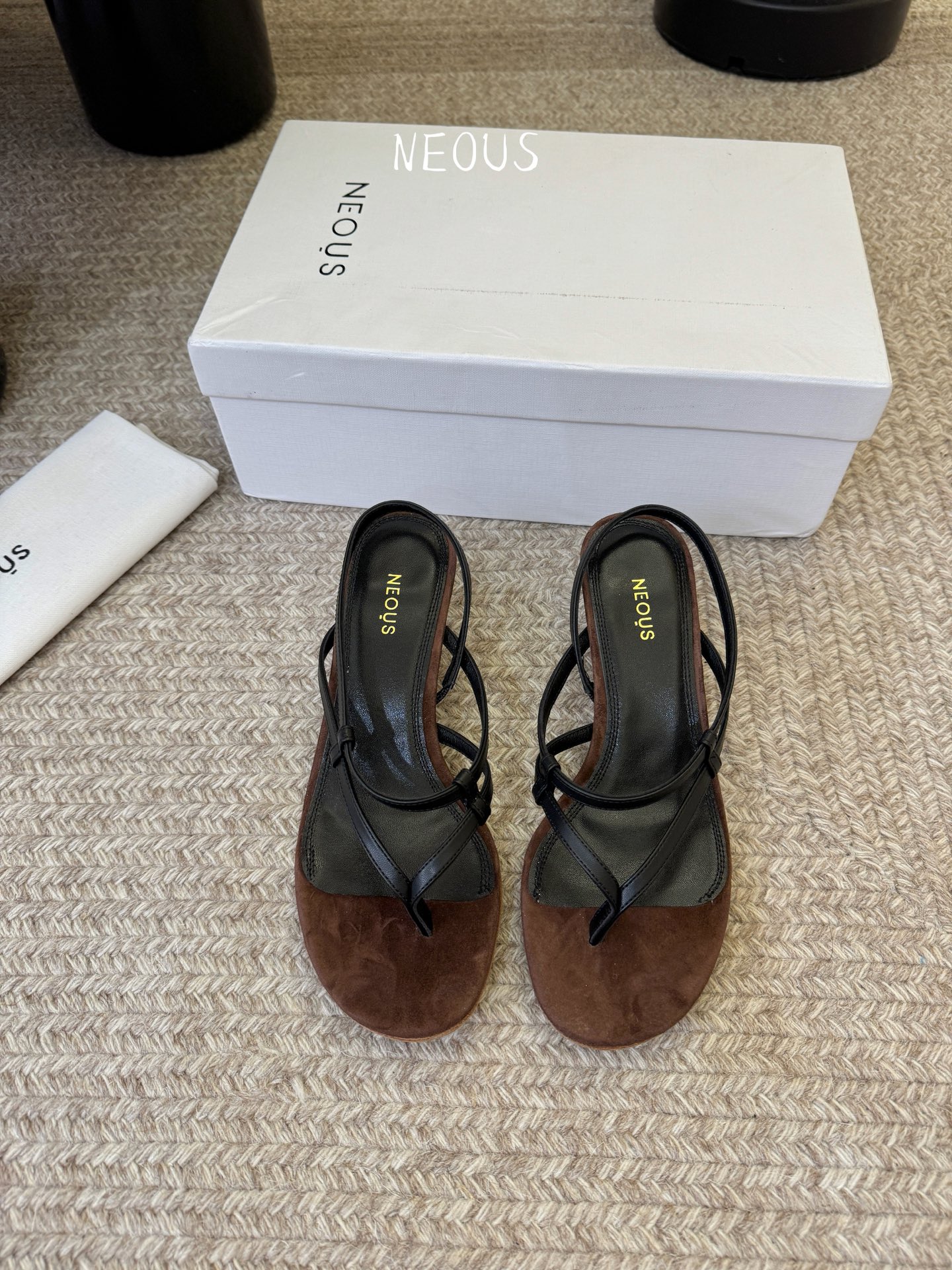 NO:786140,NEOUS 26 spring and summer simple strap round toe cat heel sandals! Although the niche London shoe brand Neous is not as well-known as the popular brands, Neous's shoes have a lot of fans. With the brand, traditional Italian handmade shoemaking technology, and the comfortable texture made of suede and leather. For girls, there are never too many comfortable and fashionable shoes. Neous, a niche shoe brand from London, can easily meet the needs of girls. It shows a sexy and sultry style and stretches the slenderness of the feet. The thick heel is fashionable and versatile, making you look slim and tall, and makes you more stable when walking. This slipper is very popular this year. It has a unique sexy feeling that blends with the skin of the foot. It really shows the length of the legs, creating a fashionable and beautiful female charm. The matte full calfskin upper, the foot pads have good texture and are close to the skin. They are breathable, moisture-absorbing, delicate and dry, and they stick to the skin without being stuffy. This is a pair of shoes that can be remembered at a glance, simple yet fashionable. The upper is made of imported calfskin/imported sheepskin. The lining is made of imported raw matte calfskin. The genuine leather outsole imported from Italy. Heel height: about 4.5cm. Size: 35-40 (40 is custom-made and cannot be returned or exchanged). Sandals, sandals, slippers, cowhide, sheep, Leather soles19860909NEOUS 26春夏简易带子圆头夹脚猫跟凉鞋！ 小众伦敦鞋履品牌Neous虽然不及大众品牌知名度高 但Neous的鞋款却有着一票粉丝,凭著品牌,传统意大利手工製鞋工艺、材料多用绒面革、皮革打造的舒适质感 对于女生而言,舒适又时髦的鞋子永远不嫌多,来自伦敦的小众鞋履品牌Neous便能轻松满足女生们的需求.展现出性感撩人的风情,拉伸双脚的修长感. 粗跟,时尚百搭,显得身材苗条高挑,行走间更加稳固. 今年这款拖鞋 十分的流行,它有着一种别样的性感,和脚部肌肤融为一体的感觉,真的很显腿长,打造出时尚靓丽的女性魅力. 哑光全小牛皮鞋面,脚垫质感好,亲肤感强,透气吸湿细腻干爽,贴肤不闷脚. 这是一双一眼就能够让人记住的鞋子,简约中不失时尚感. 鞋面采用进口小牛皮/进口羊京 内里垫脚进口原色哑光小牛皮 意大利进口真皮大底 跟高:约4.5cm 码数:35-40（40定做不退换）,凉鞋,sandals,slippers,cowhide,sheep,Leather soles,Women's Shoes