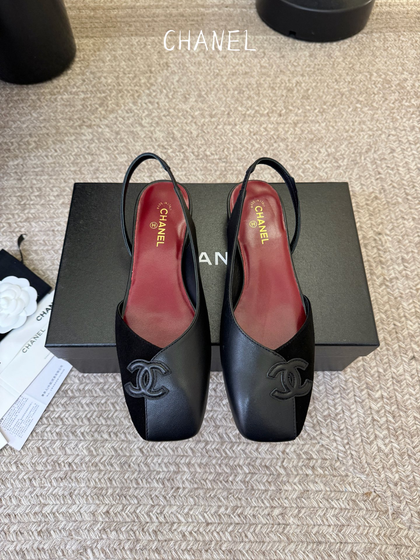 NO:786137,CHANE*｜Xiaoxiang's 2026 catwalk shoes with large square toes. When the show lights of the Grand Palais in Paris focus on the toes, these catwalk high heels write classic and innovative fashion notes with a neat posture. Let elegance become a self-declaration of walking. The fabric is imported sheepskin. The lining of the feet is all silk sheepskin. Italian imported genuine leather outsole size 35-39 (40/customized), high-heeled sandals, chanel, sandals, high  heels,sheepskin,leather soles19860909CHANE*｜小香2026走秀款单鞋大方头当巴黎大皇宫的秀场灯光聚焦于足尖这双走秀款高跟鞋便以利落姿态 写下经典与创新的时尚注解 . 让优雅成为行走的自我宣言. 面料进口羊皮 内里垫脚均为丝绸羊皮 意大利进口真皮大底 size35-39（40/定制）,高跟鞋凉鞋,chanel,sandals,high heels,sheepskin,Leather soles,Women's Shoes