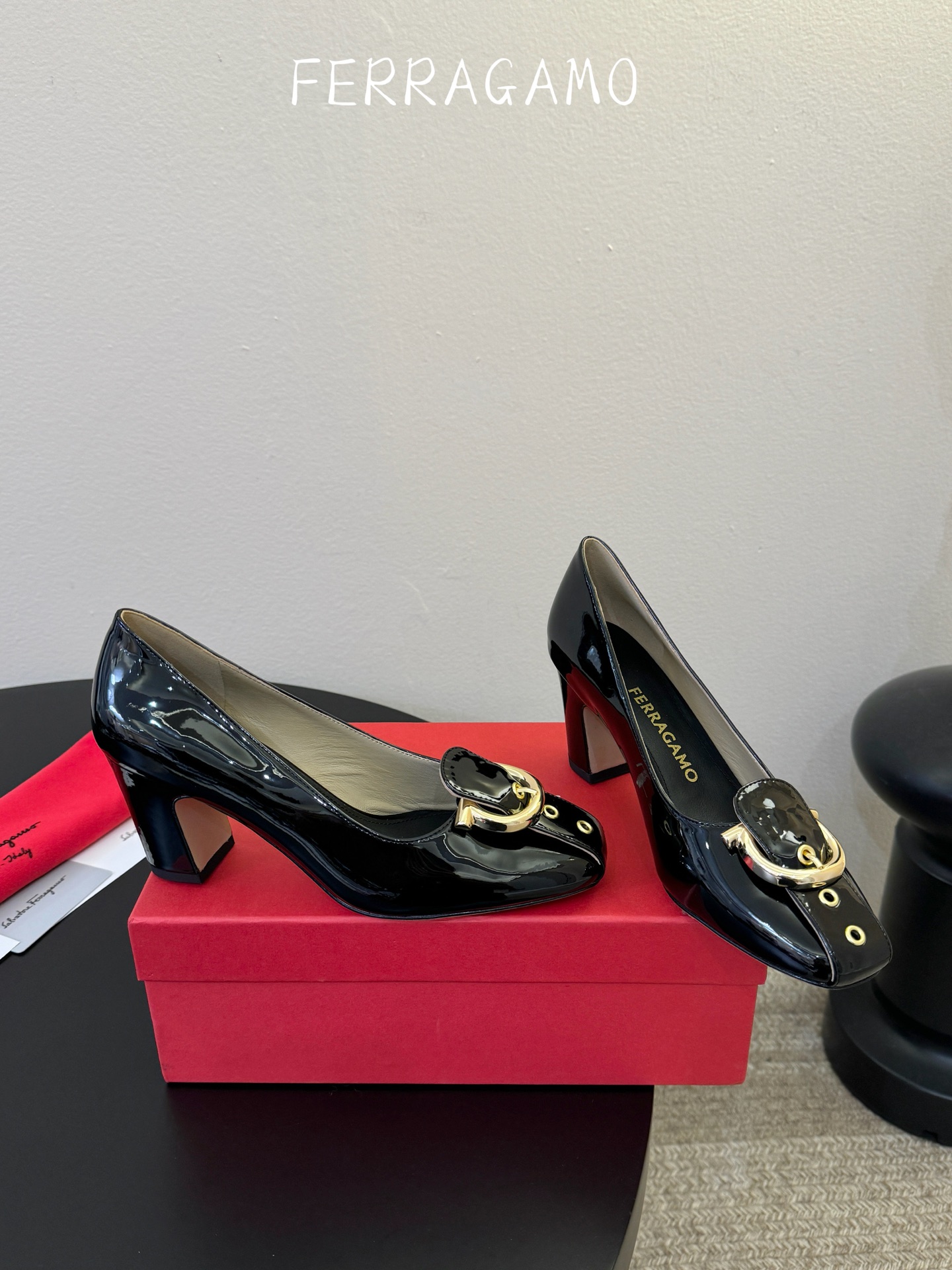 FERRAGAMO菲拉格慕女士新版穆勒拖鞋非常百搭，穿着不累脚 绝对入手不亏的一双！面料：进口漆皮内里：