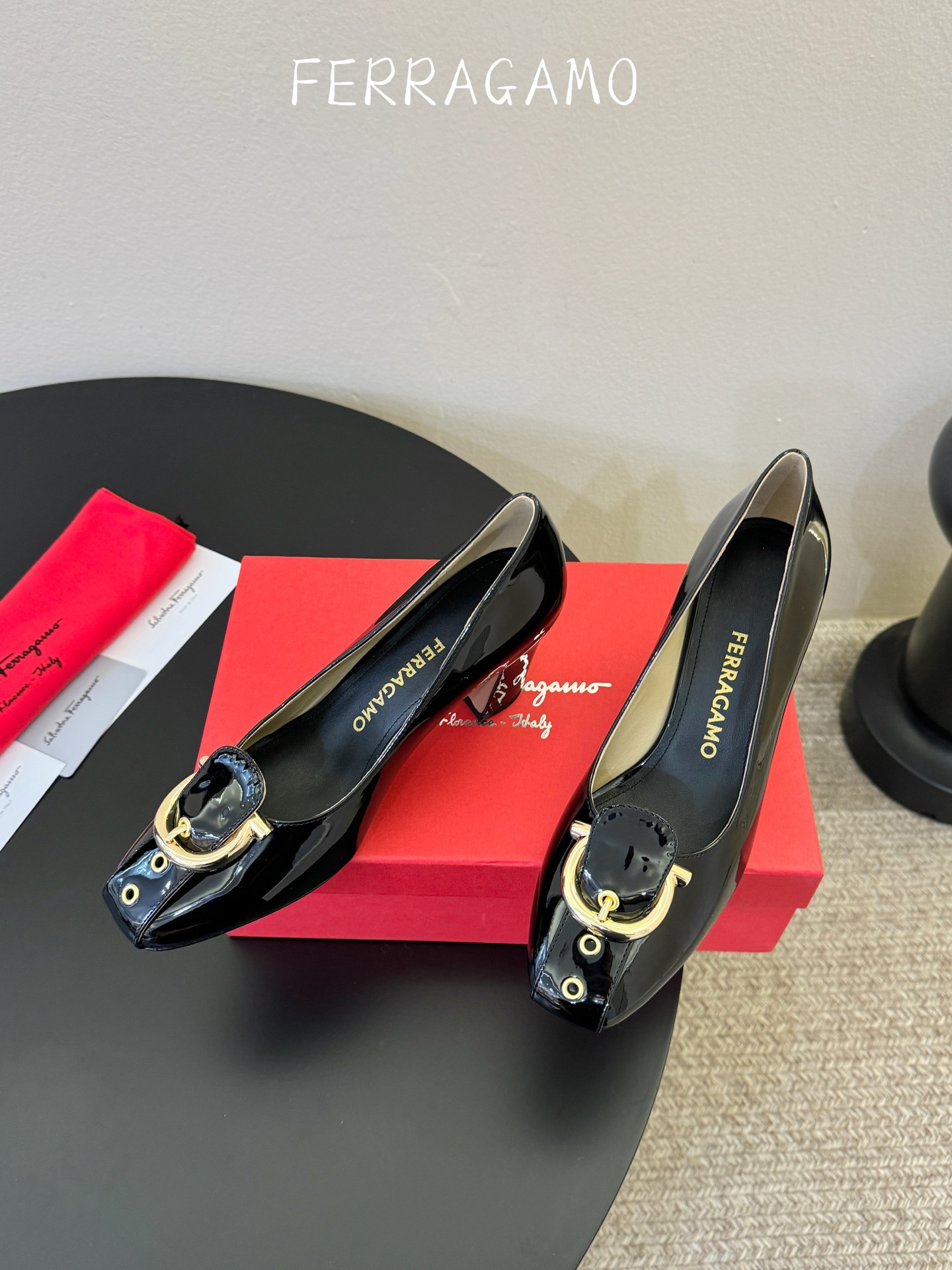 FERRAGAMO菲拉格慕女士新版穆勒拖鞋非常百搭，穿着不累脚 绝对入手不亏的一双！面料：进口漆皮内里：