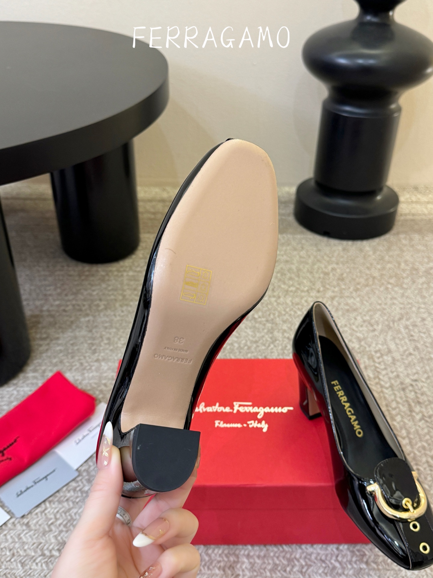 FERRAGAMO菲拉格慕女士新版穆勒拖鞋非常百搭，穿着不累脚 绝对入手不亏的一双！面料：进口漆皮内里：