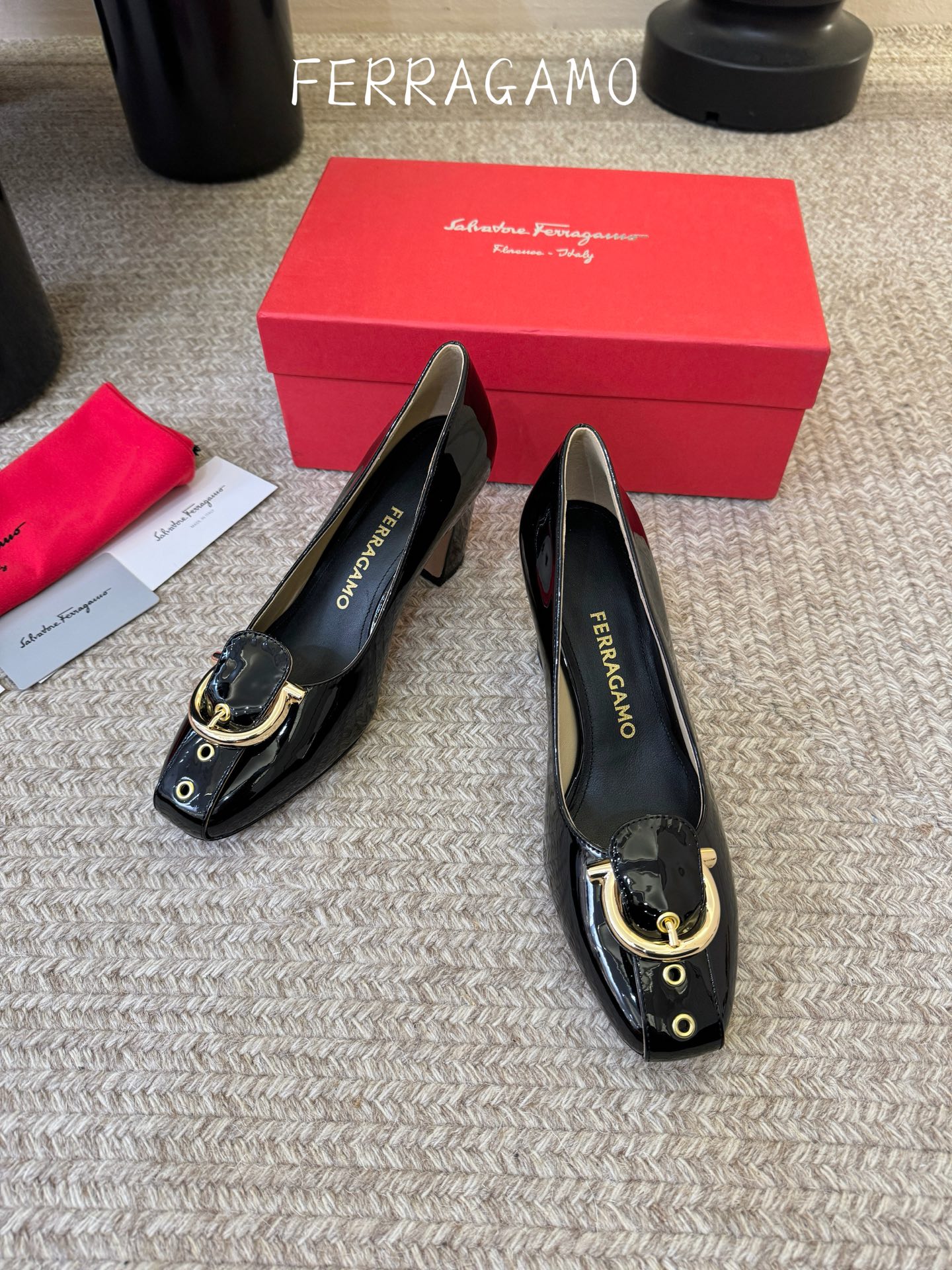 FERRAGAMO菲拉格慕女士新版穆勒拖鞋非常百搭，穿着不累脚 绝对入手不亏的一双！面料：进口漆皮内里：