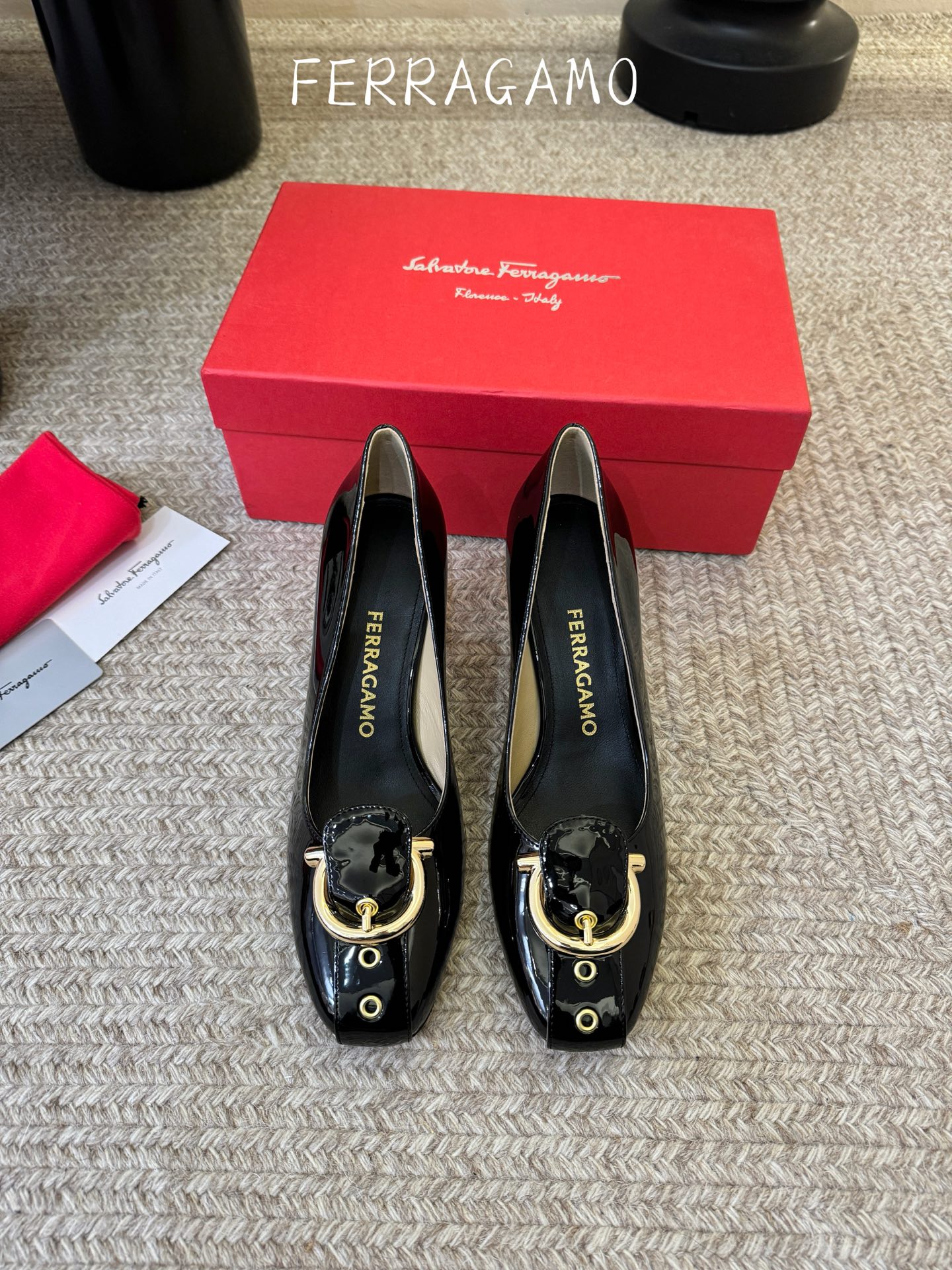 FERRAGAMO菲拉格慕女士新版穆勒拖鞋非常百搭，穿着不累脚 绝对入手不亏的一双！面料：进口漆皮内里：