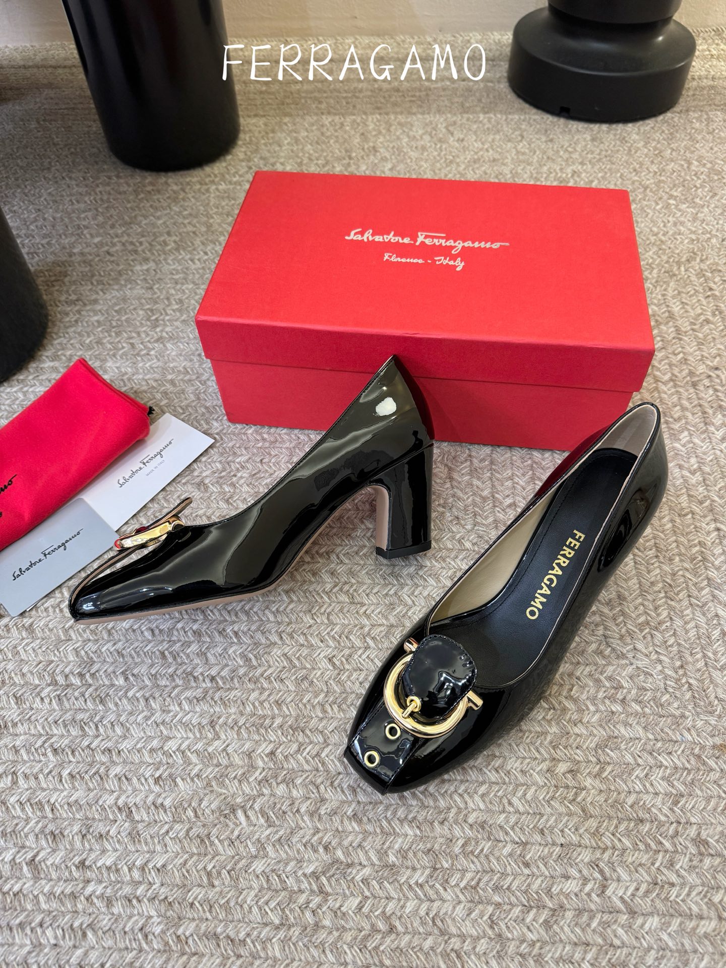 FERRAGAMO菲拉格慕女士新版穆勒拖鞋非常百搭，穿着不累脚 绝对入手不亏的一双！面料：进口漆皮内里：
