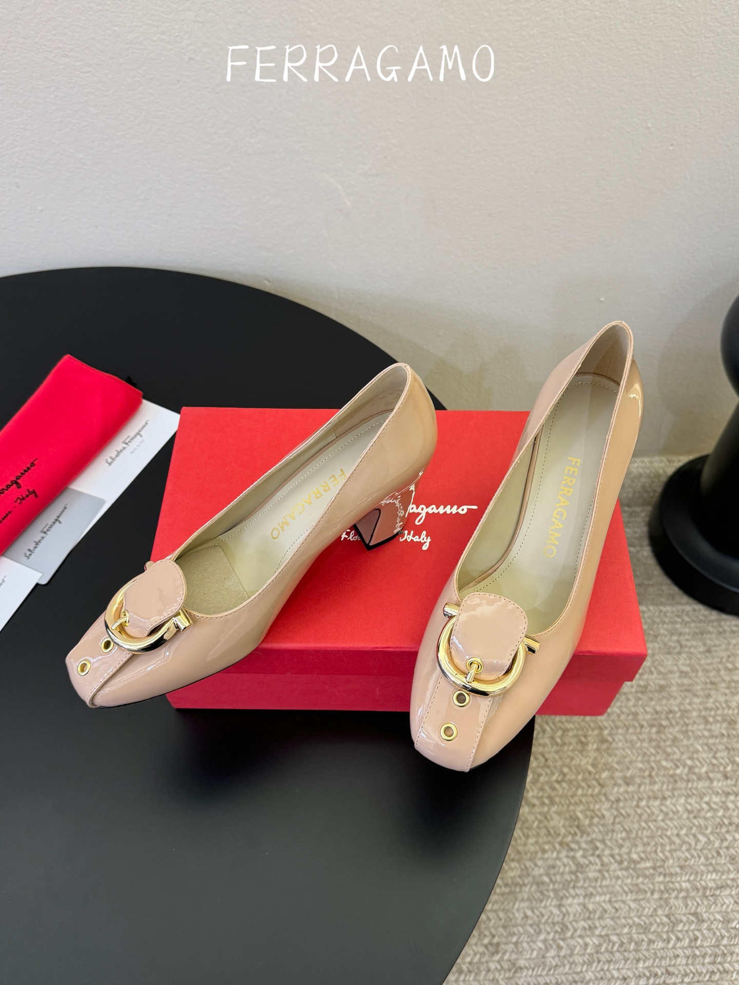 FERRAGAMO菲拉格慕女士新版穆勒拖鞋非常百搭，穿着不累脚 绝对入手不亏的一双！面料：进口漆皮内里：