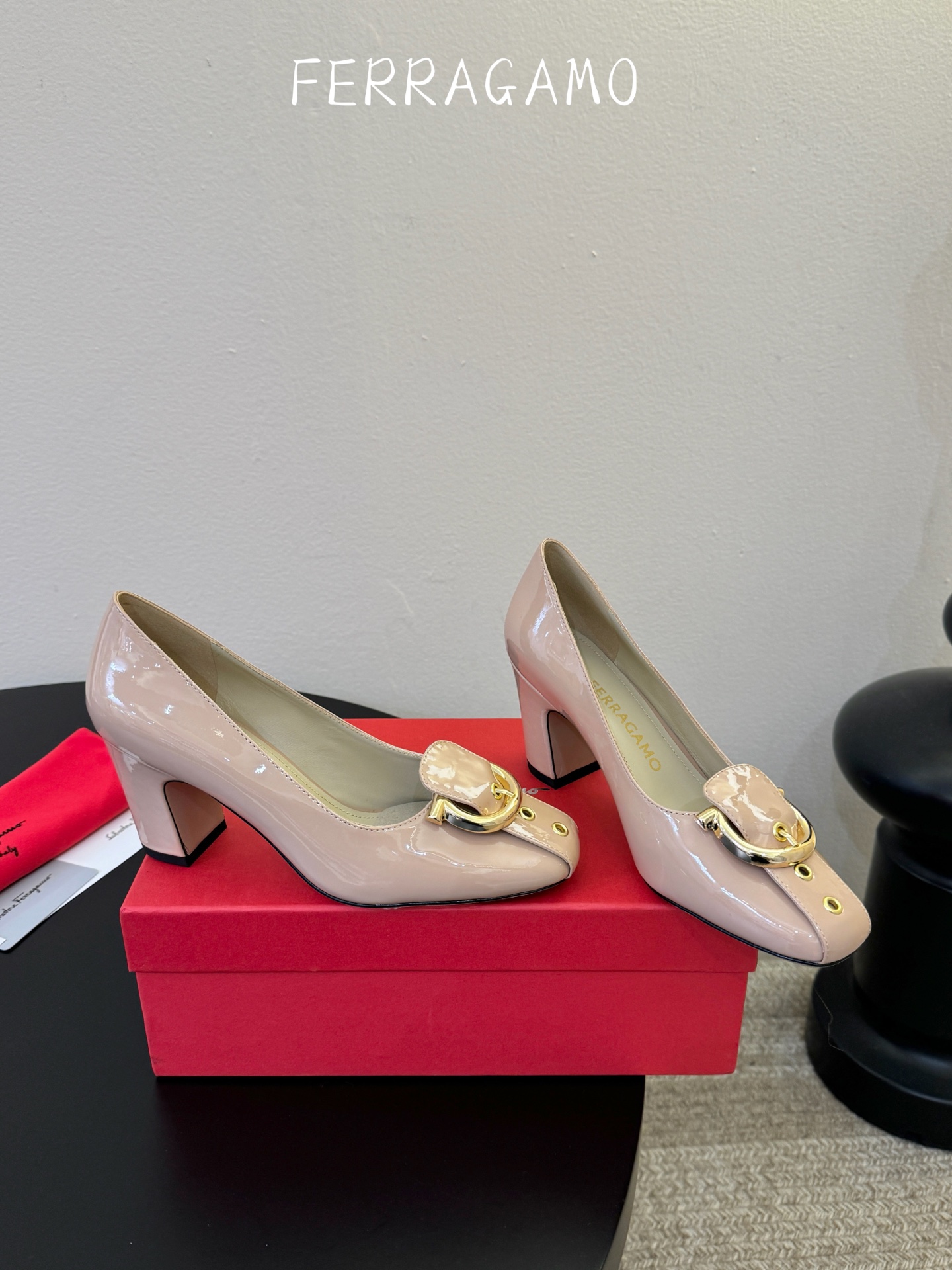 FERRAGAMO菲拉格慕女士新版穆勒拖鞋非常百搭，穿着不累脚 绝对入手不亏的一双！面料：进口漆皮内里：