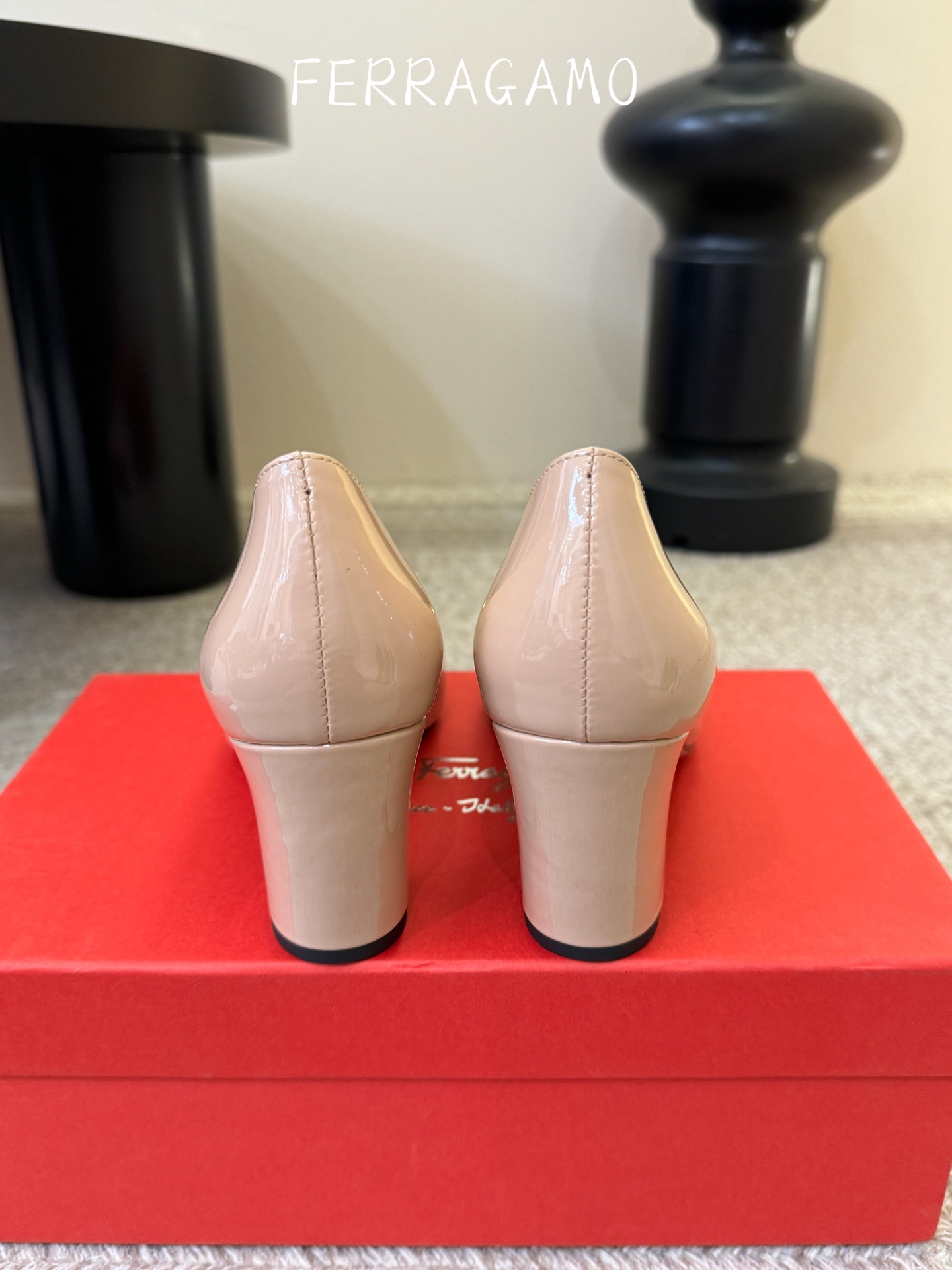 FERRAGAMO菲拉格慕女士新版穆勒拖鞋非常百搭，穿着不累脚 绝对入手不亏的一双！面料：进口漆皮内里：
