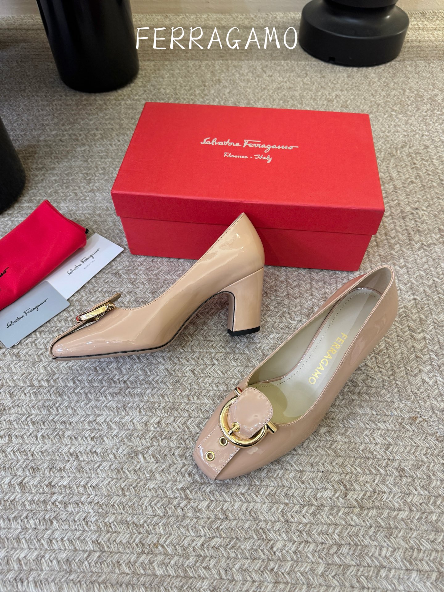 FERRAGAMO菲拉格慕女士新版穆勒拖鞋非常百搭，穿着不累脚 绝对入手不亏的一双！面料：进口漆皮内里：