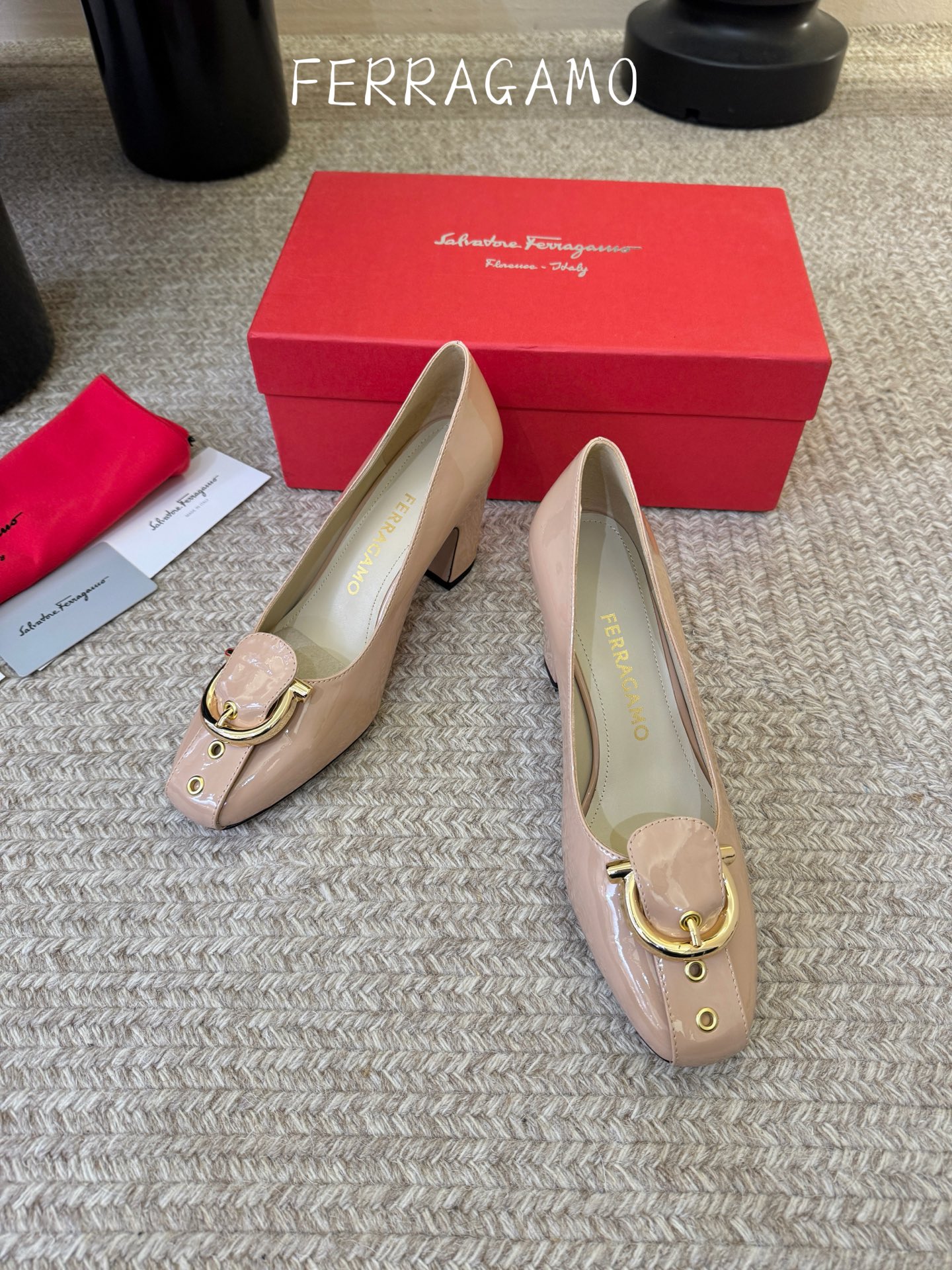 FERRAGAMO菲拉格慕女士新版穆勒拖鞋非常百搭，穿着不累脚 绝对入手不亏的一双！面料：进口漆皮内里：