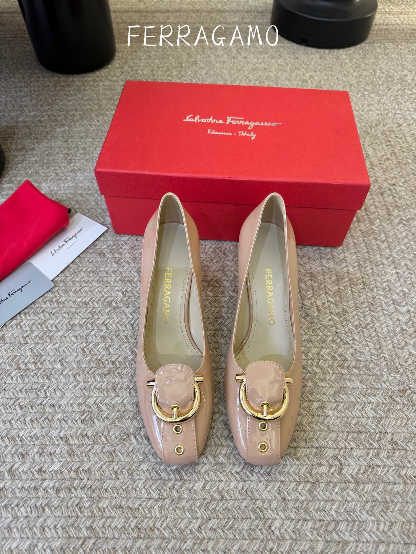 FERRAGAMO菲拉格慕女士新版穆勒拖鞋非常百搭，穿着不累脚 绝对入手不亏的一双！面料：进口漆皮内里：