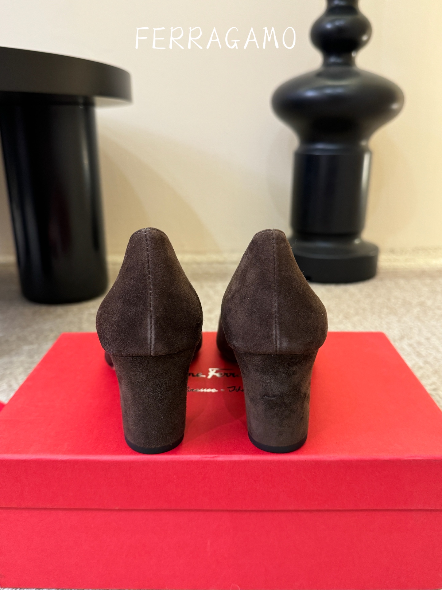 FERRAGAMO菲拉格慕女士新版穆勒拖鞋非常百搭，穿着不累脚 绝对入手不亏的一双！面料：进口漆皮内里：
