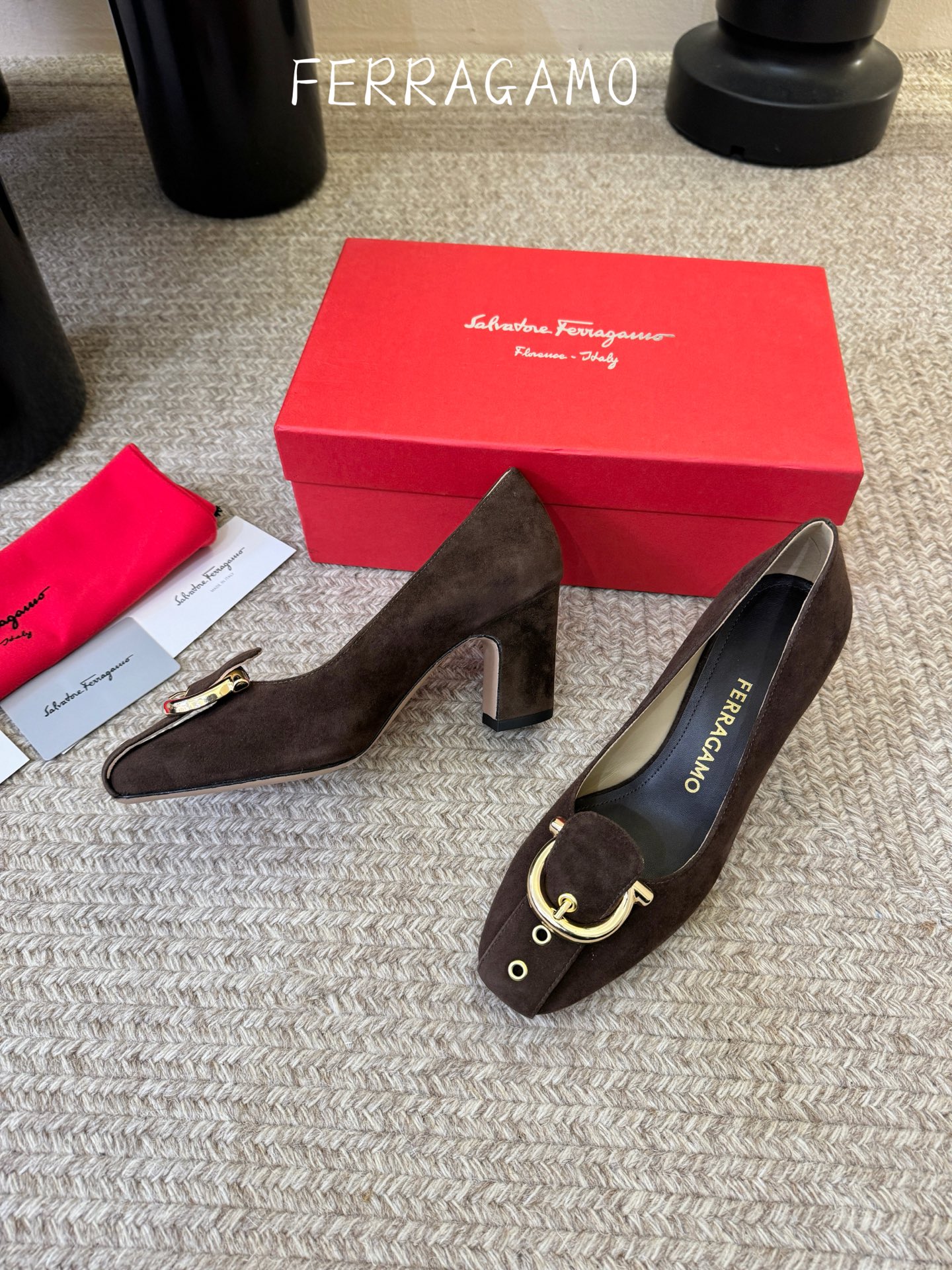 FERRAGAMO菲拉格慕女士新版穆勒拖鞋非常百搭，穿着不累脚 绝对入手不亏的一双！面料：进口漆皮内里：