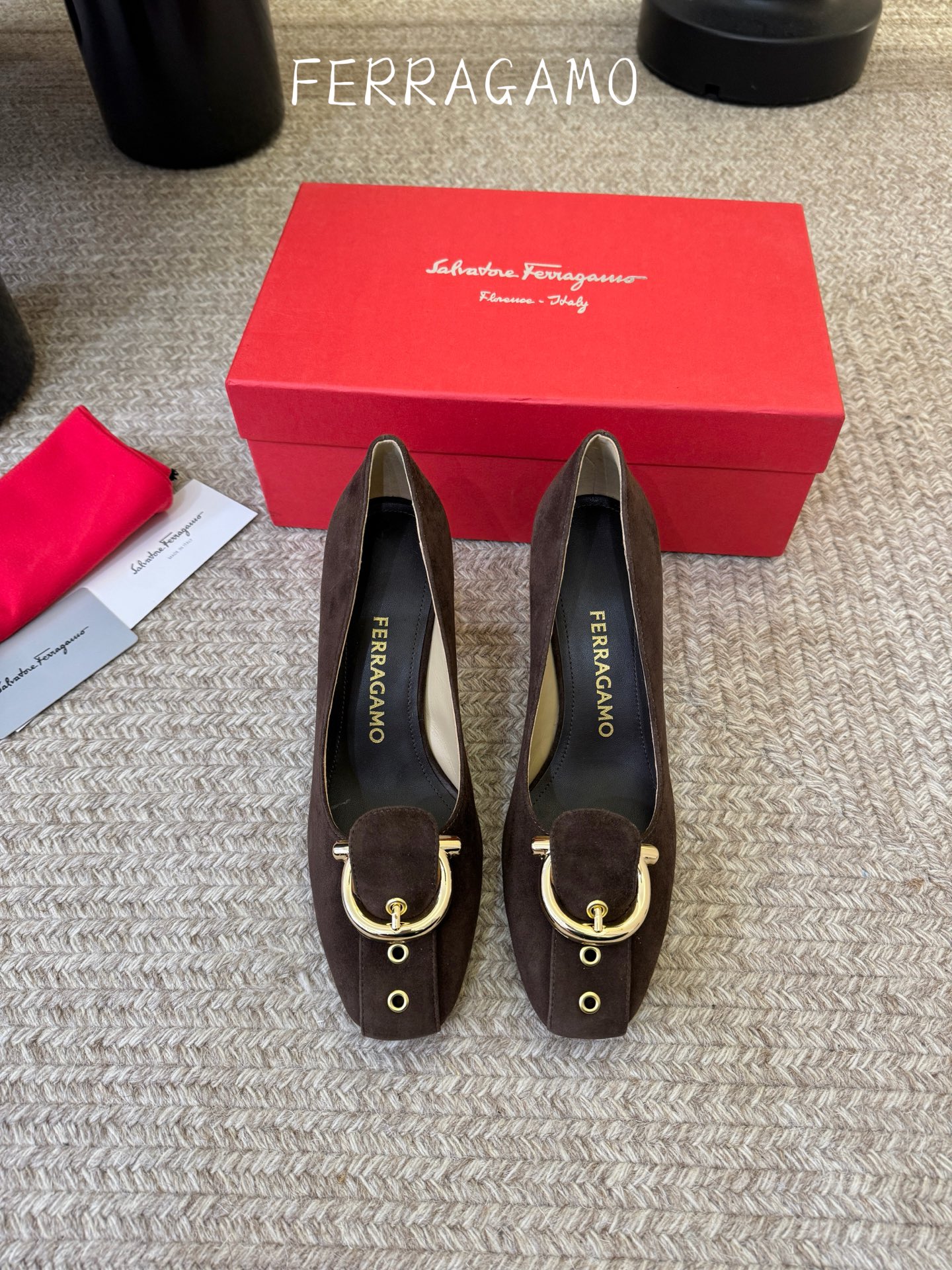 FERRAGAMO菲拉格慕女士新版穆勒拖鞋非常百搭，穿着不累脚 绝对入手不亏的一双！面料：进口漆皮内里：