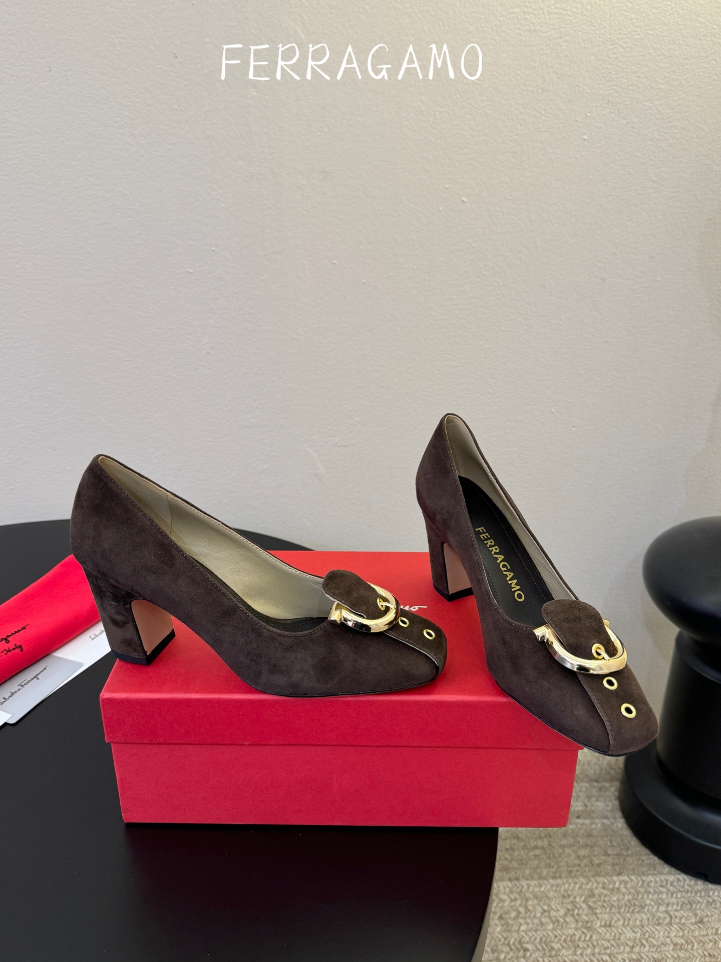 FERRAGAMO菲拉格慕女士新版穆勒拖鞋非常百搭，穿着不累脚 绝对入手不亏的一双！面料：进口漆皮内里：