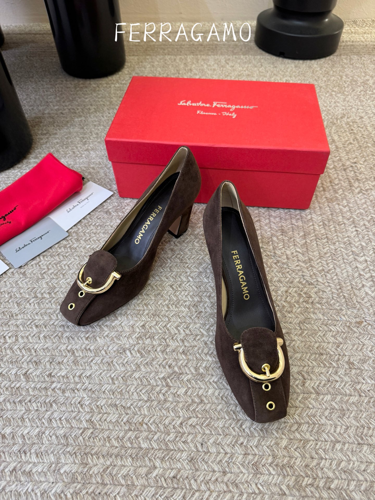 FERRAGAMO菲拉格慕女士新版穆勒拖鞋非常百搭，穿着不累脚 绝对入手不亏的一双！面料：进口漆皮内里：