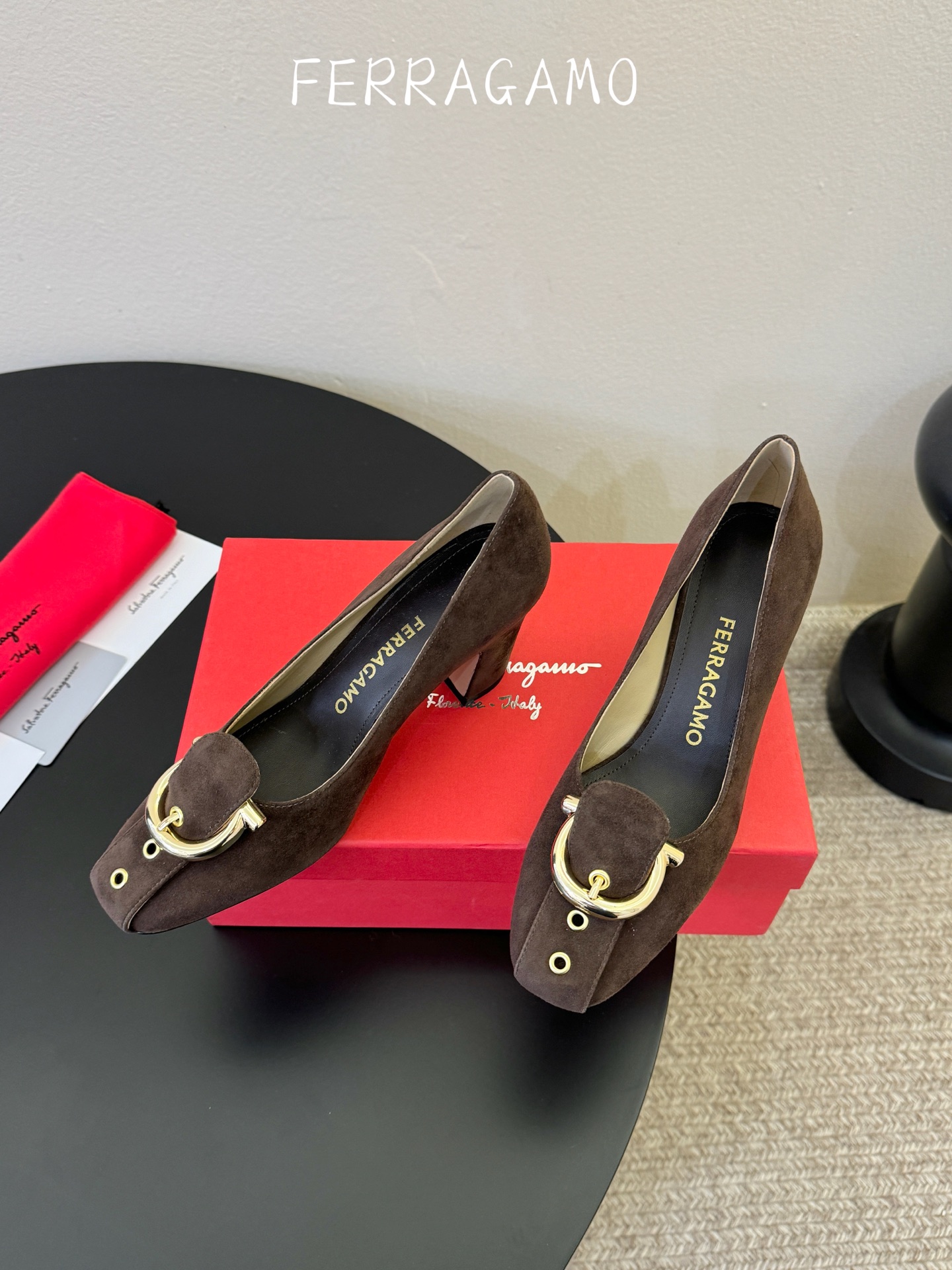 FERRAGAMO菲拉格慕女士新版穆勒拖鞋非常百搭，穿着不累脚 绝对入手不亏的一双！面料：进口漆皮内里：