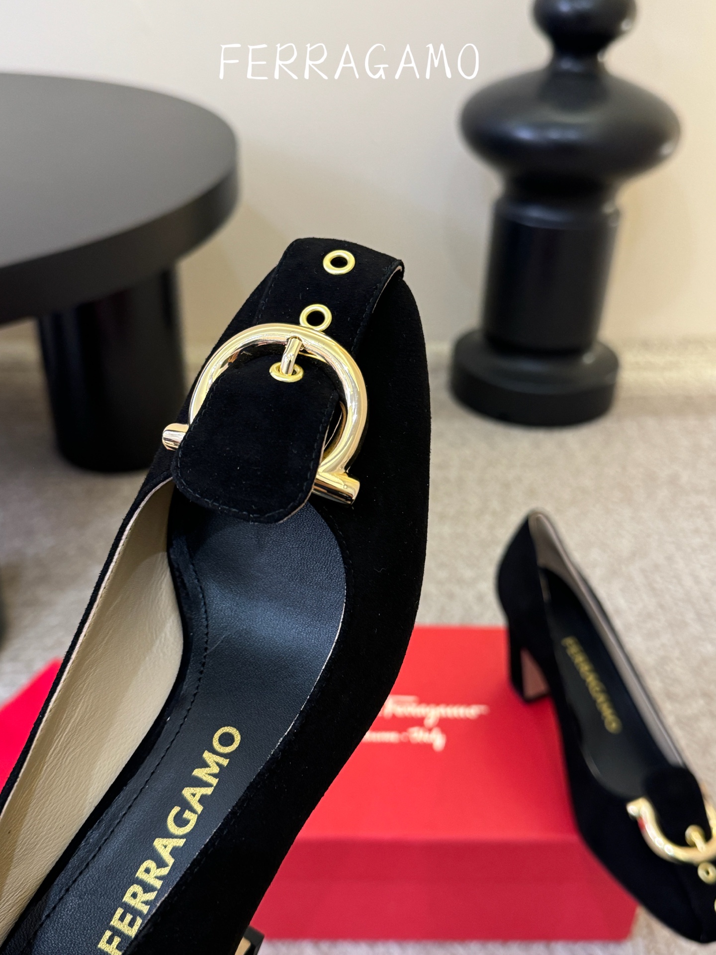 FERRAGAMO菲拉格慕女士新版穆勒拖鞋非常百搭，穿着不累脚 绝对入手不亏的一双！面料：进口漆皮内里：