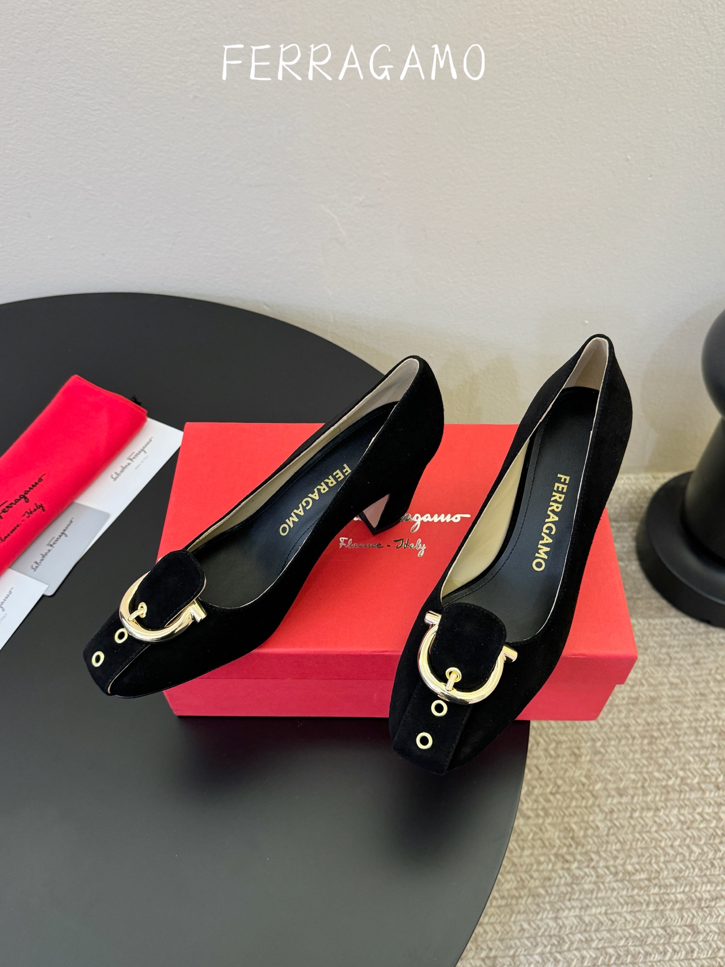 FERRAGAMO菲拉格慕女士新版穆勒拖鞋非常百搭，穿着不累脚 绝对入手不亏的一双！面料：进口漆皮内里：