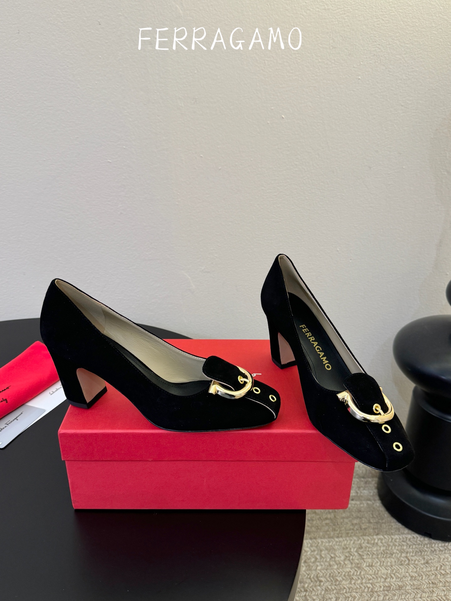 FERRAGAMO菲拉格慕女士新版穆勒拖鞋非常百搭，穿着不累脚 绝对入手不亏的一双！面料：进口漆皮内里：