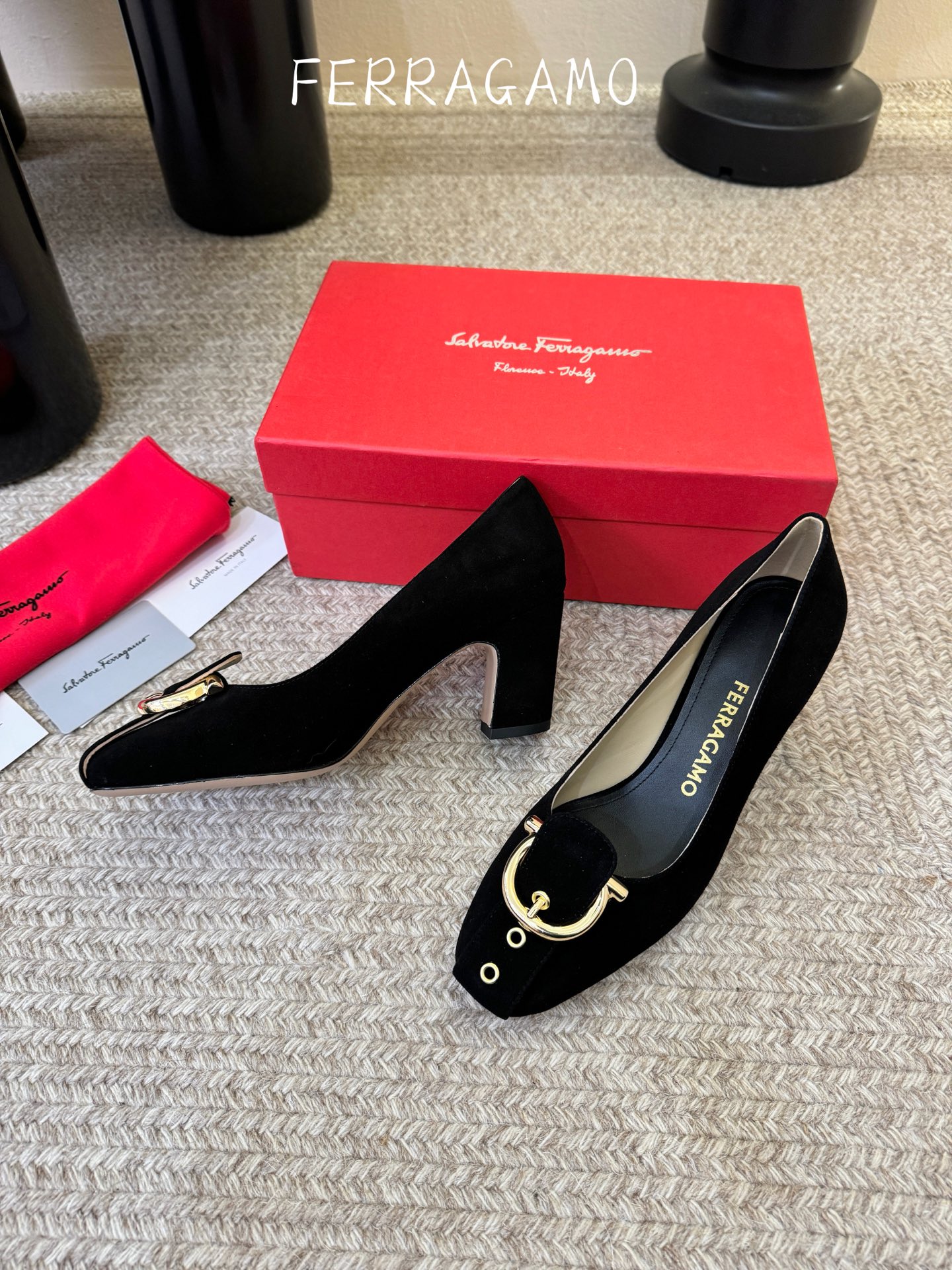 FERRAGAMO菲拉格慕女士新版穆勒拖鞋非常百搭，穿着不累脚 绝对入手不亏的一双！面料：进口漆皮内里：