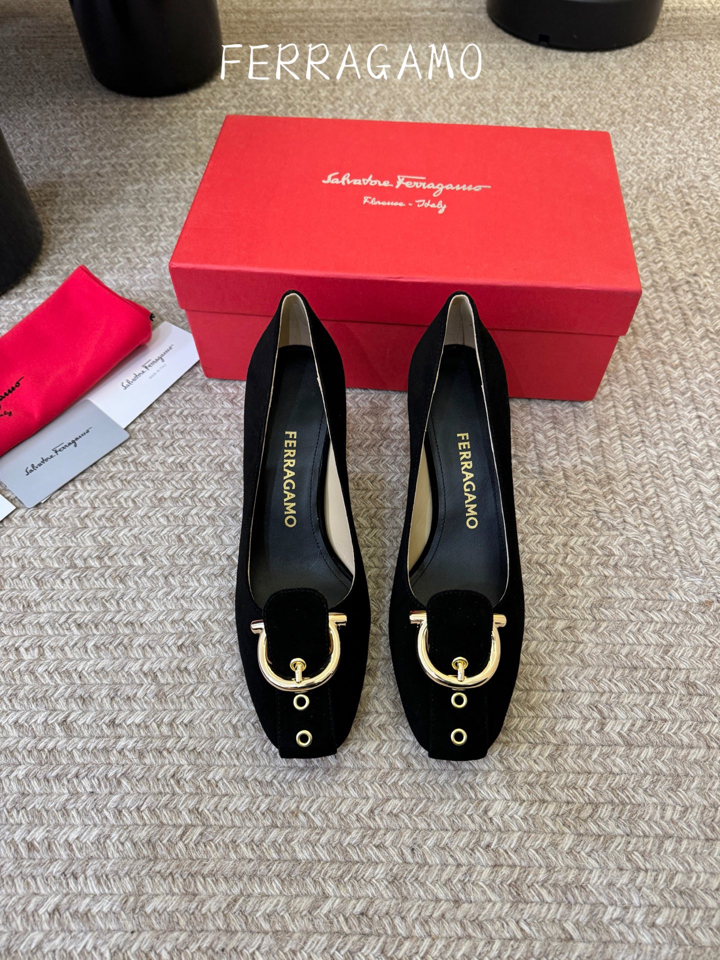 FERRAGAMO菲拉格慕女士新版穆勒拖鞋非常百搭，穿着不累脚 绝对入手不亏的一双！面料：进口漆皮内里：