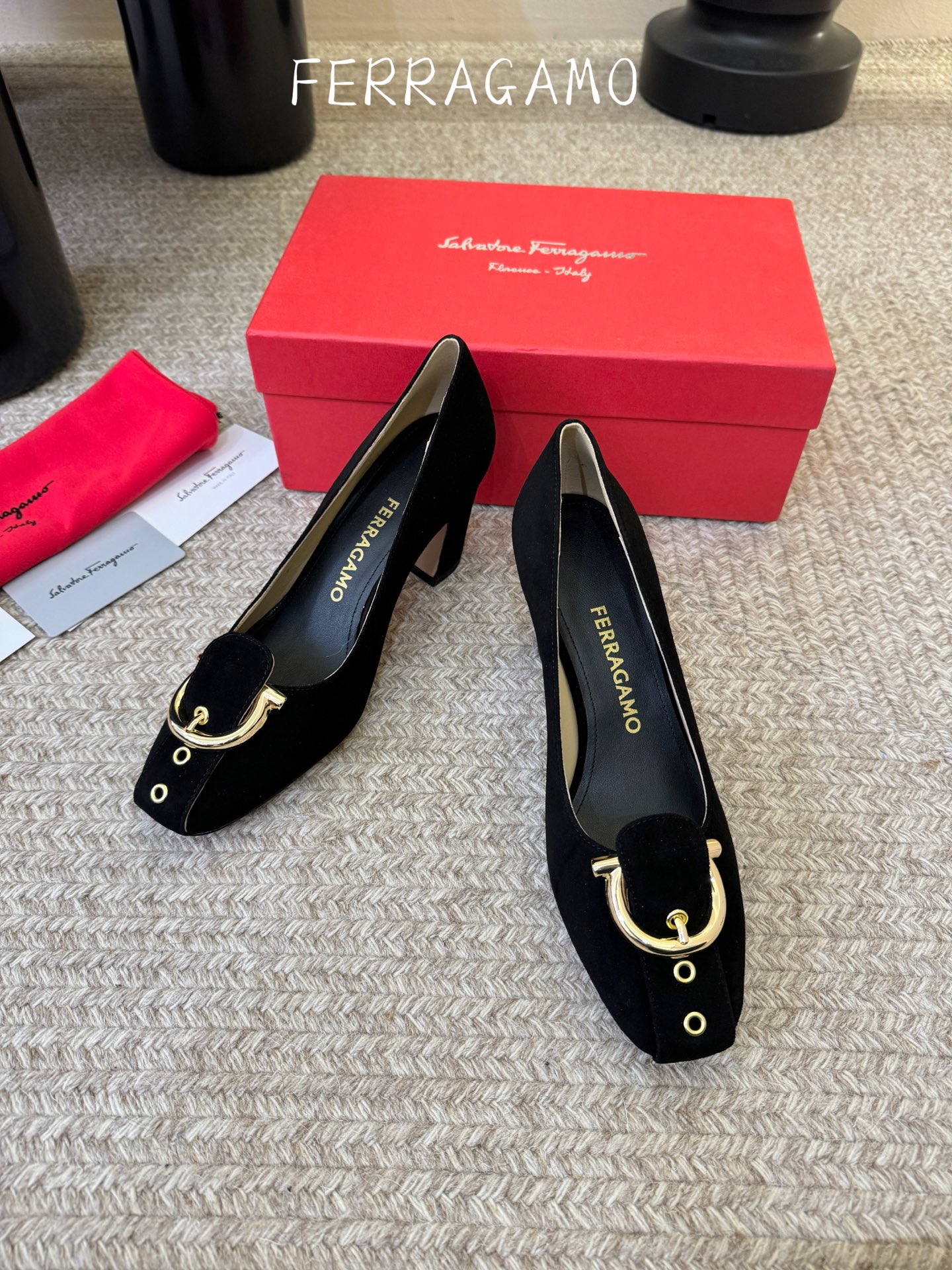 FERRAGAMO菲拉格慕女士新版穆勒拖鞋非常百搭，穿着不累脚 绝对入手不亏的一双！面料：进口漆皮内里：