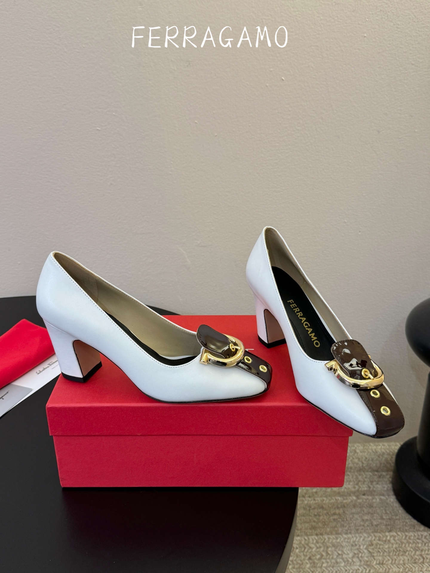 FERRAGAMO菲拉格慕女士新版穆勒拖鞋非常百搭，穿着不累脚 绝对入手不亏的一双！面料：进口漆皮内里：