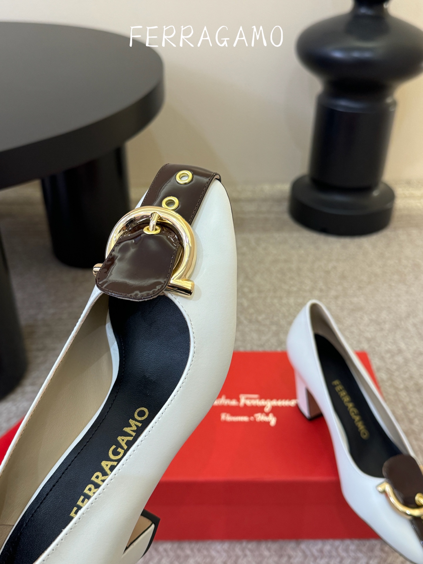 FERRAGAMO菲拉格慕女士新版穆勒拖鞋非常百搭，穿着不累脚 绝对入手不亏的一双！面料：进口漆皮内里：